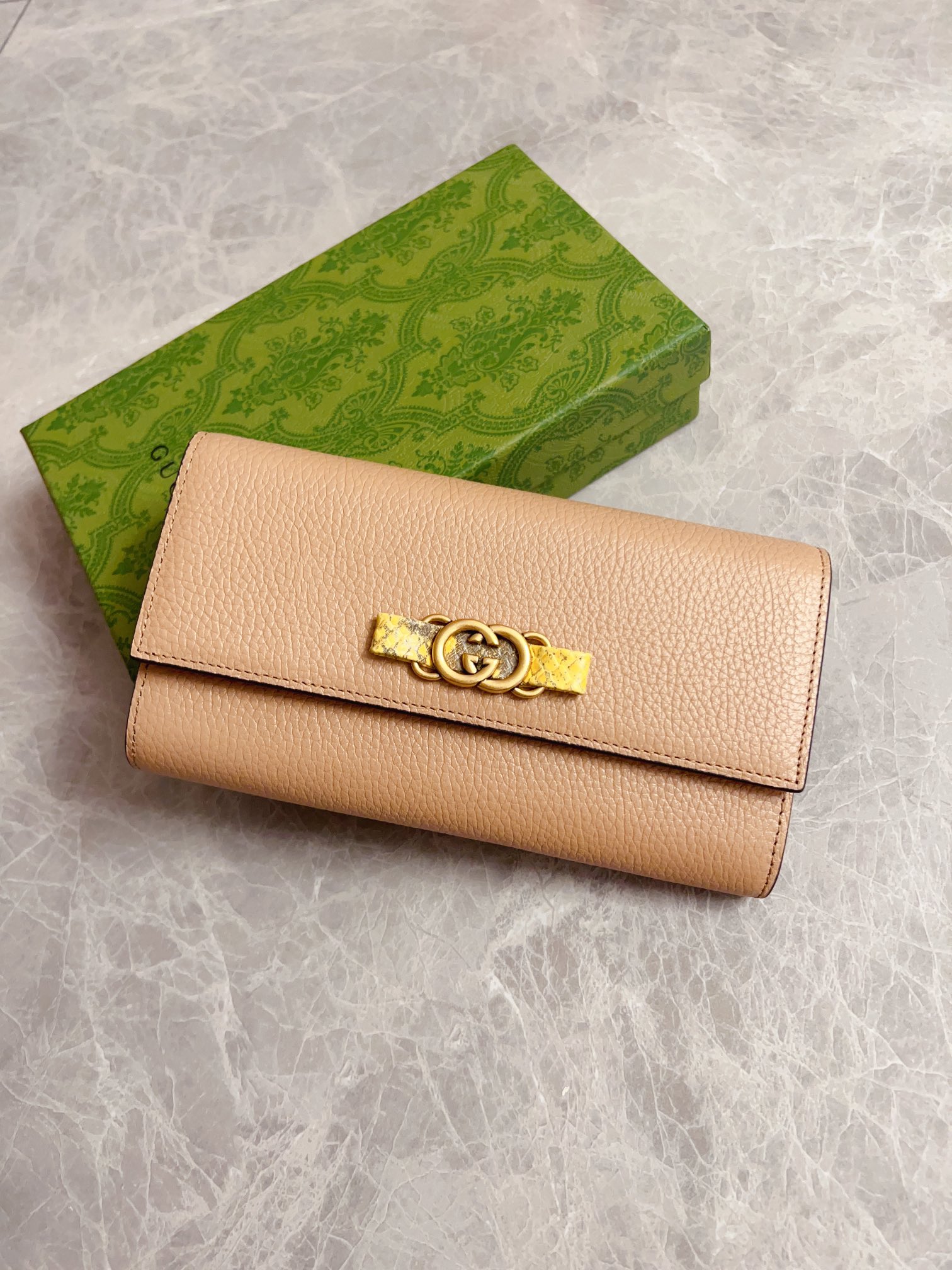 NO:671191,Gucci's latest ~ Interlocking Double G python leather bow wallet is crafted from original factory calfskin. The front bow is made of python leather piping and antique gold tone interlocking Double G details. Iconic fashion item model 750461, size 19x 10x 3.5cm, Gucci wallet, gucci, wallets, cowhide, snakeskin19860909Gucci最新～饰互扣式双G蟒蛇皮蝴蝶结钱包以原工厂小牛皮精制而成,正面蝴蝶结以蟒蛇皮滚边和古金色调互扣式双G细节打造而成,标志性时尚单品型号750461,尺寸19x 10x 3.5cm,Gucci钱包,gucci,wallets,cowhide,snakeskin,欧美剧