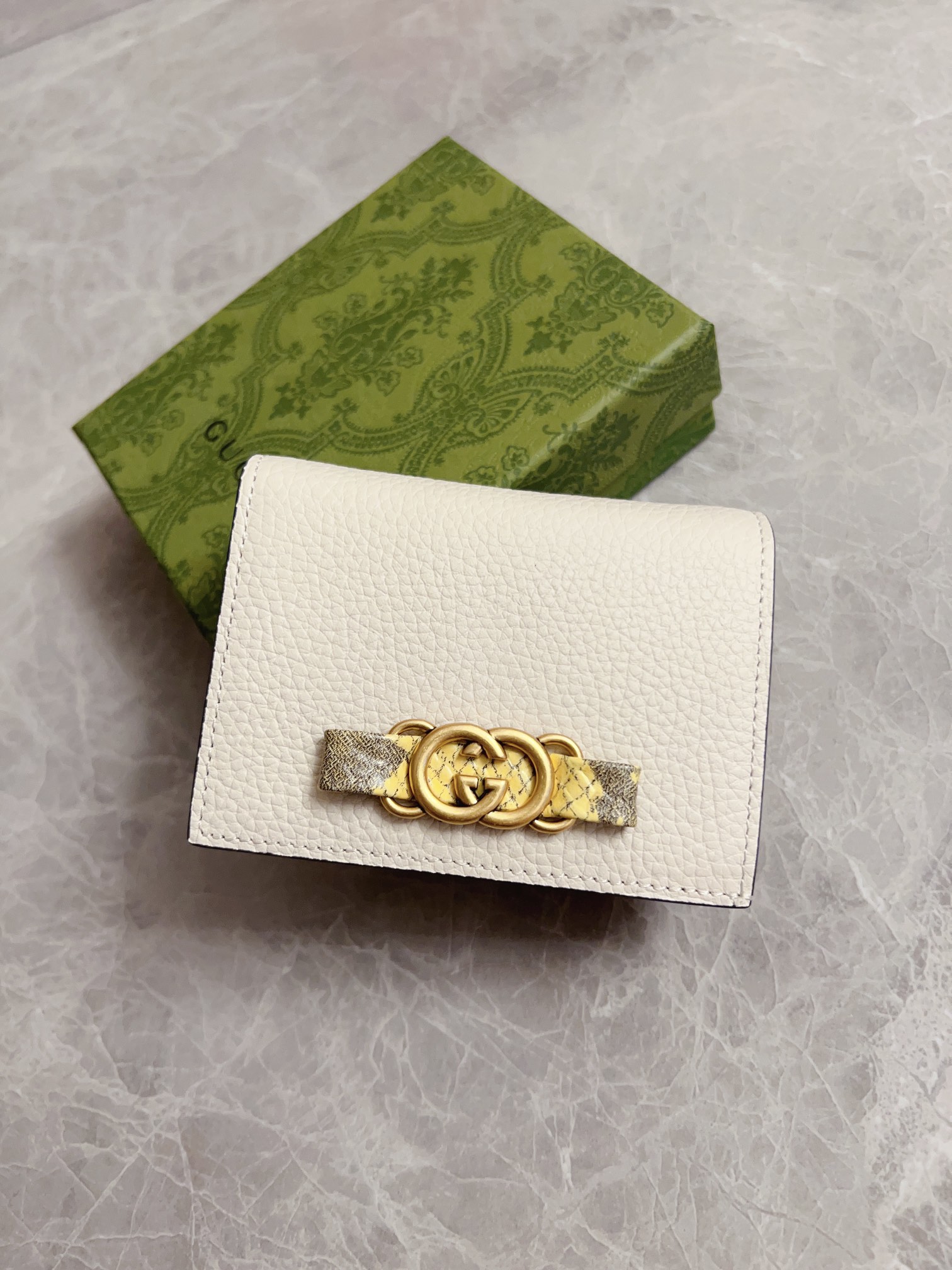 NO:671197,Gucci's latest ~ small wallet with interlocking Double G python leather bow is made of original factory calfskin. The front bow is made of python leather piping and antique gold tone interlocking Double G details. Iconic fashion item model 746059, size 11x 8.5x 3cm, Gucci wallet, gucci, wallets, cowhide, snakeskin19860909Gucci最新～饰互扣式双G蟒蛇皮蝴蝶结小钱包以原工厂小牛皮精制而成,正面蝴蝶结以蟒蛇皮滚边和古金色调互扣式双G细节打造而成,标志性时尚单品型号746059,尺寸11x 8.5x 3cm,Gucci钱包,gucci,wallets,cowhide,snakeskin,欧美剧