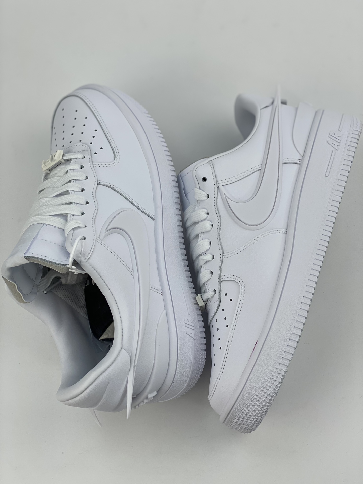 220 AMBUSH xNike Air Force1 Low 全身采用皮革打造 DV3464-100