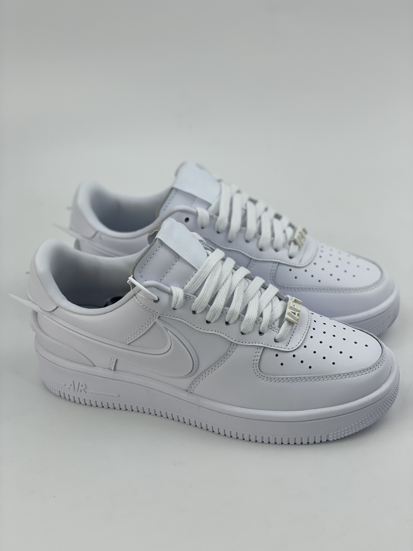 220 AMBUSH xNike Air Force1 Low 全身采用皮革打造 DV3464-100
