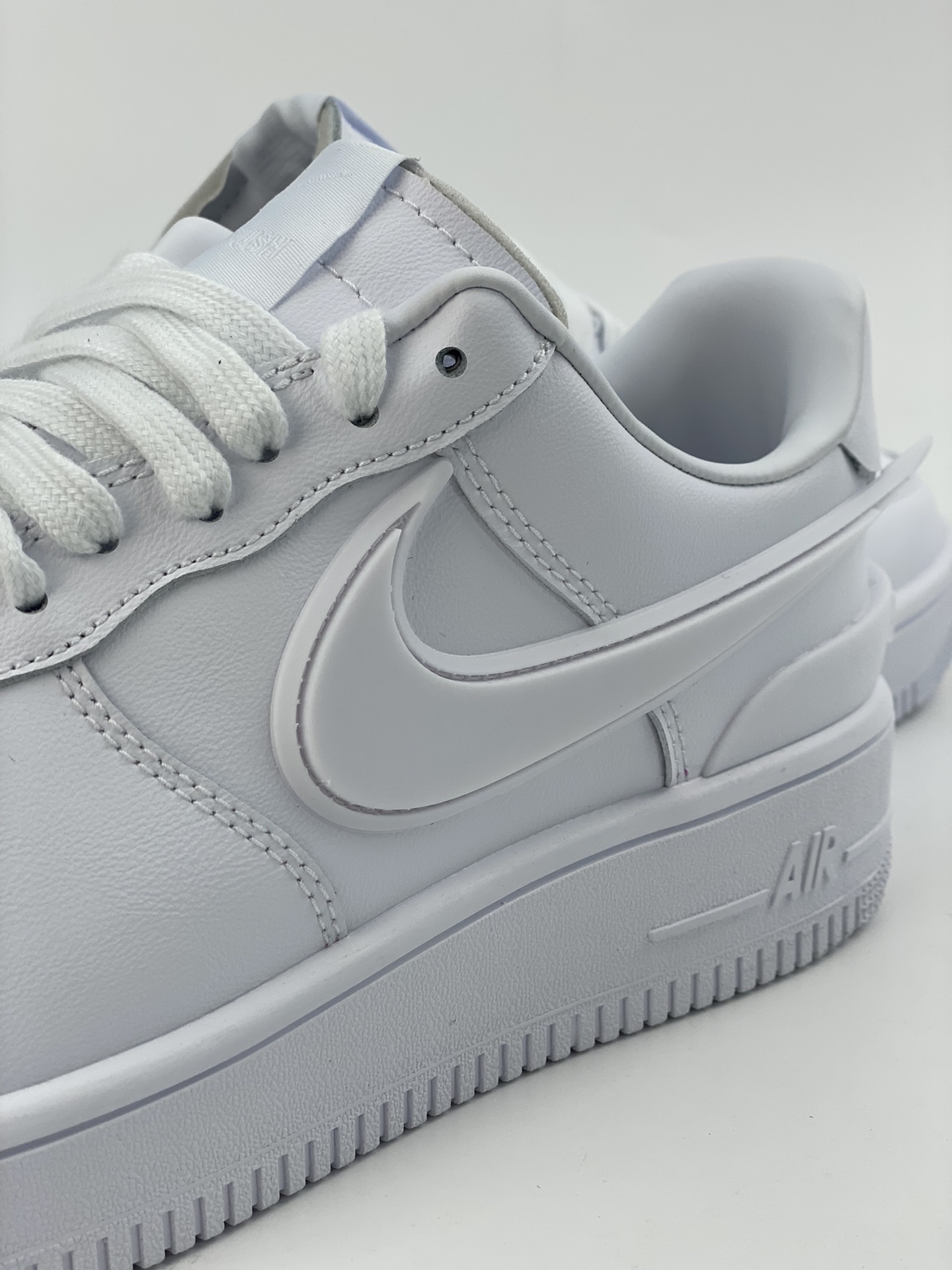 220 AMBUSH xNike Air Force1 Low 全身采用皮革打造 DV3464-100