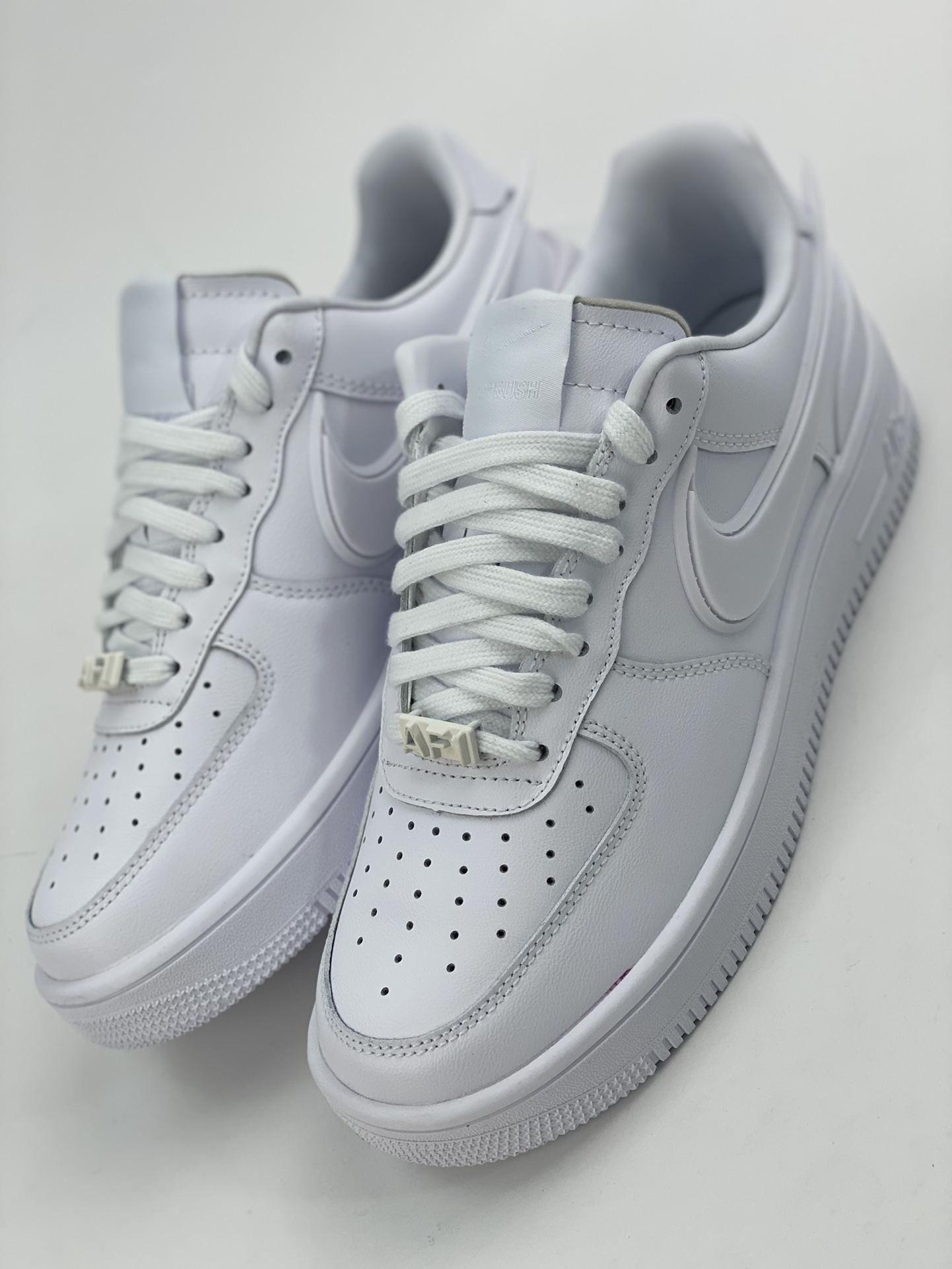 220 AMBUSH xNike Air Force1 Low 全身采用皮革打造 DV3464-100
