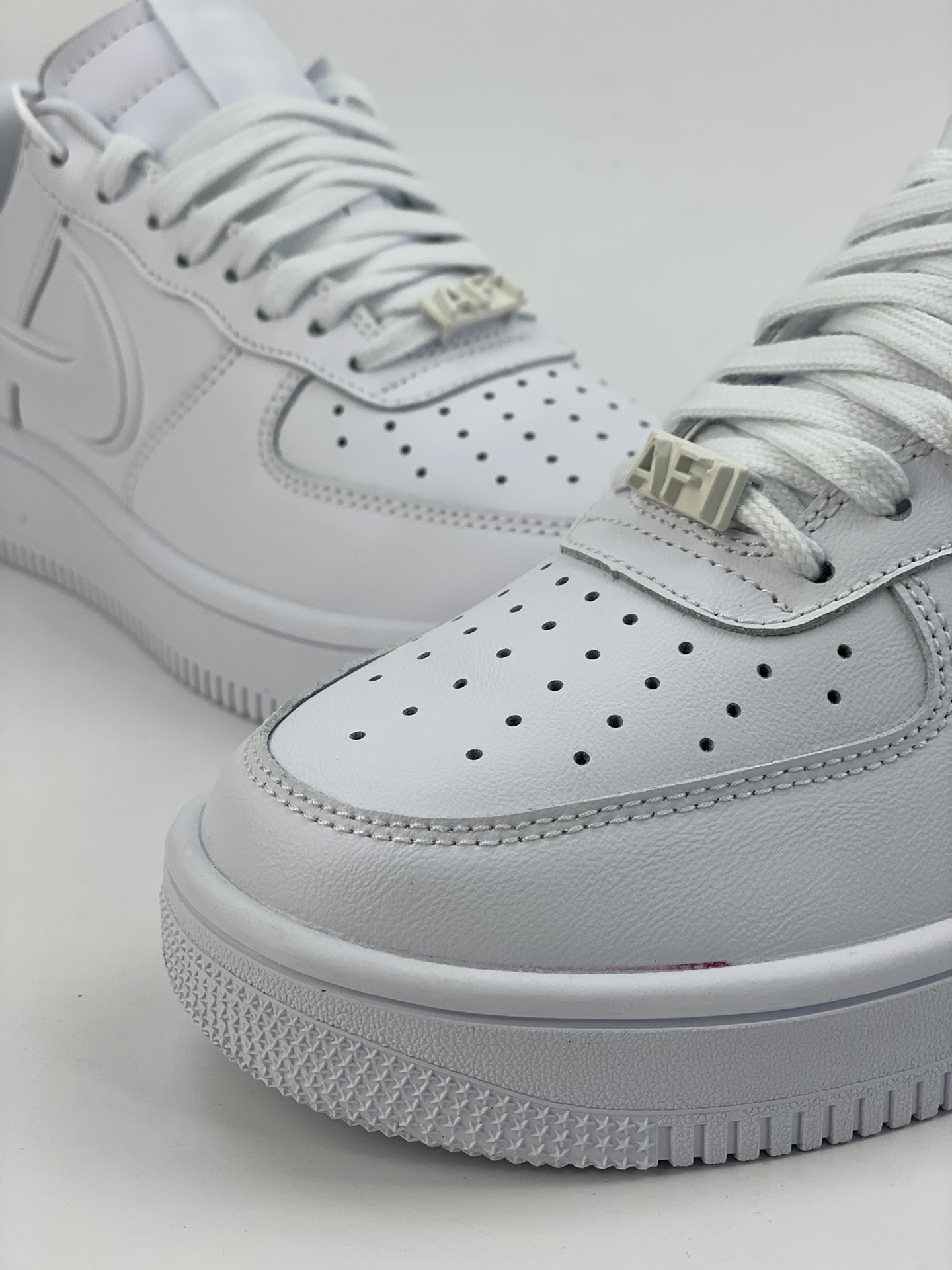 220 AMBUSH xNike Air Force1 Low 全身采用皮革打造 DV3464-100