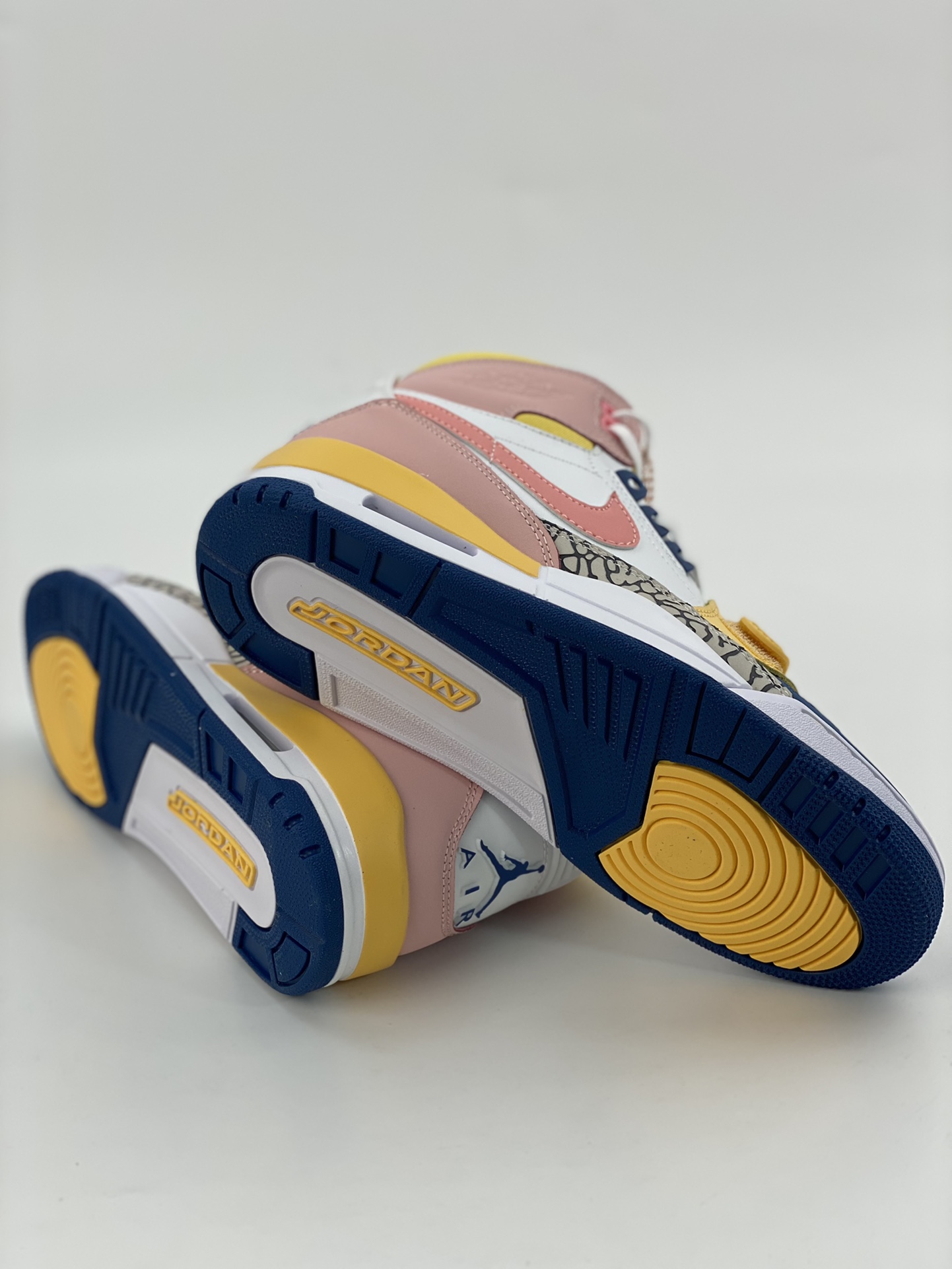 240 Air Jordan Legacy 312 白粉黄 FD9909-161