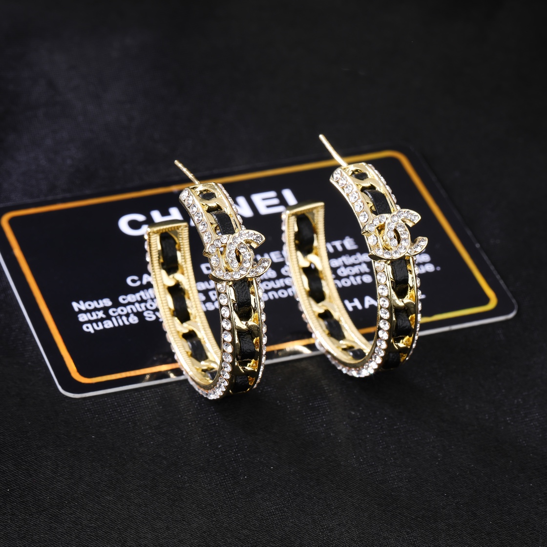 小香Chanel新款珍珠耳环   ✨每一个细节做工非常精细    这款设计非常美轮美奂 这款真的超级美超