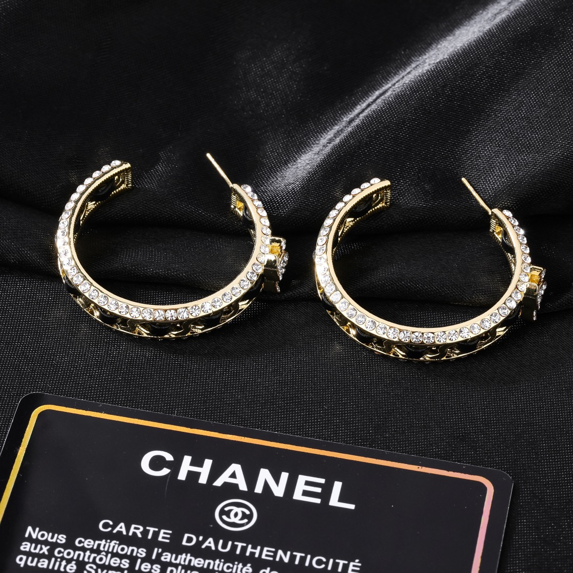 小香Chanel新款珍珠耳环   ✨每一个细节做工非常精细    这款设计非常美轮美奂 这款真的超级美超