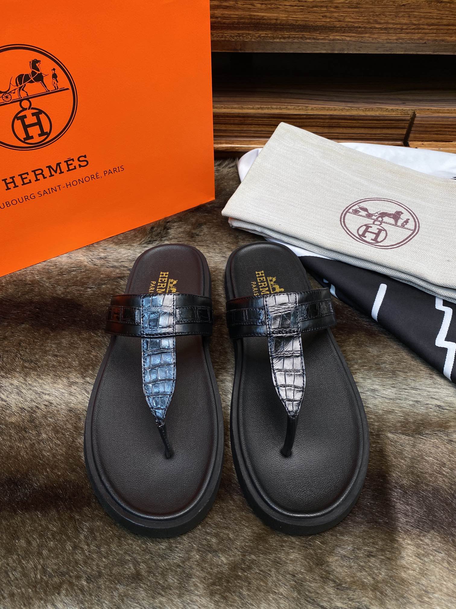 NO:279682,Spot Spot Package Shop Manager's grand recommendation Spring and summer new products [Crocodile Sandrakes] Thai Siamese crocodile leather counter quality is boutique level Simple and fashionable Luxury and atmospheric Gentlemanly Baidu Casual and elegant 38/45; tire bottom is the highlight, wear-resistant and non-slip, absolutely suitable for you who know how to taste life!  , crocodile skin19860909现货 现货 批 店长隆重推荐 春夏新品【鳄鱼凉拖臻品】泰国暹罗鳄鱼皮 专柜精品 质量属精品级别 简单时尚 奢华大气 绅士风度百度 休闲不失气质 38/45；轮胎大底是亮点 耐磨防滑 绝对适合懂得品味生活的您！,,crocodile skin,Men's shoes