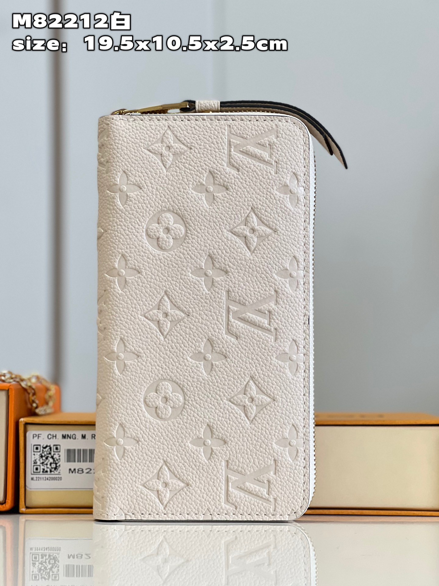 NO:400107,【Exclusive real photo M82212 white】 Louis Vuitton classic Monogram pattern emerges on soft and delicate Monogram Empreinte leather, making the brand's iconic Zippy wallet more eye-catching. The full zipper design is exquisitely matched with a delicate inner lining, and the compact configuration is quite functional. It can also be used as a clutch. Detailed features 19.5 x 10.5 x 2.5 cm (length x height x width) C.370, LV [original leather], louis vuitton,louis vuitton,handbag19860909【独家实拍 M82212白】路易威登经典 Monogram 图案在柔软细腻的 Monogram Empreinte 皮革上浮现,令品牌标志性的 Zippy 钱夹更为瞩目.全拉链设计搭配考究内里,小巧构型颇具功能性.亦可用作手拿包.详细特征 19.5 x 10.5 x 2.5厘米 (长度 x 高 x 宽) C.370,LV【原厂皮】,louis vuitton,louis vuitton,handbag,Bag