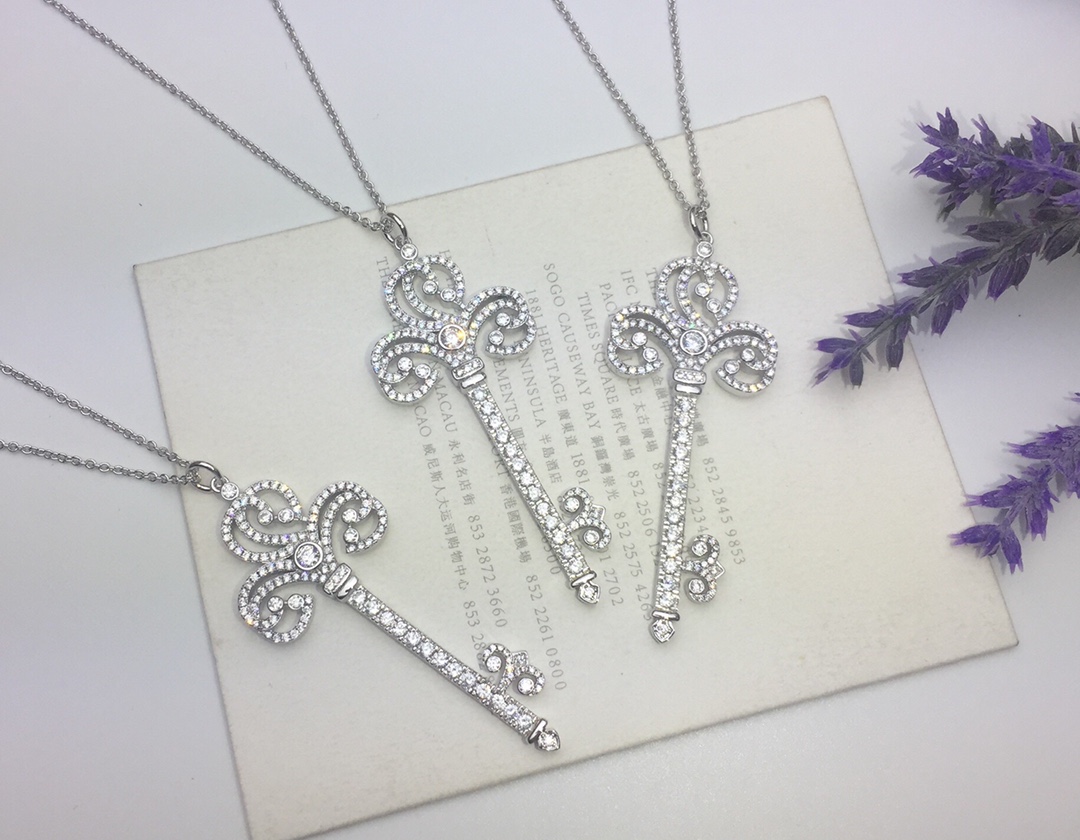 💰238👉🏻刘雯同款 👈🏻Tiffany&Co Enchant Heart心形皇冠钥匙项链💋欧美同步长款毛衣链 精致细节赞爆～铺镶水晶绽放独有光彩，继太阳花之后的又一力作，美得心花怒放💯亚金材质 链长70cm 钥匙尺寸6cm💰