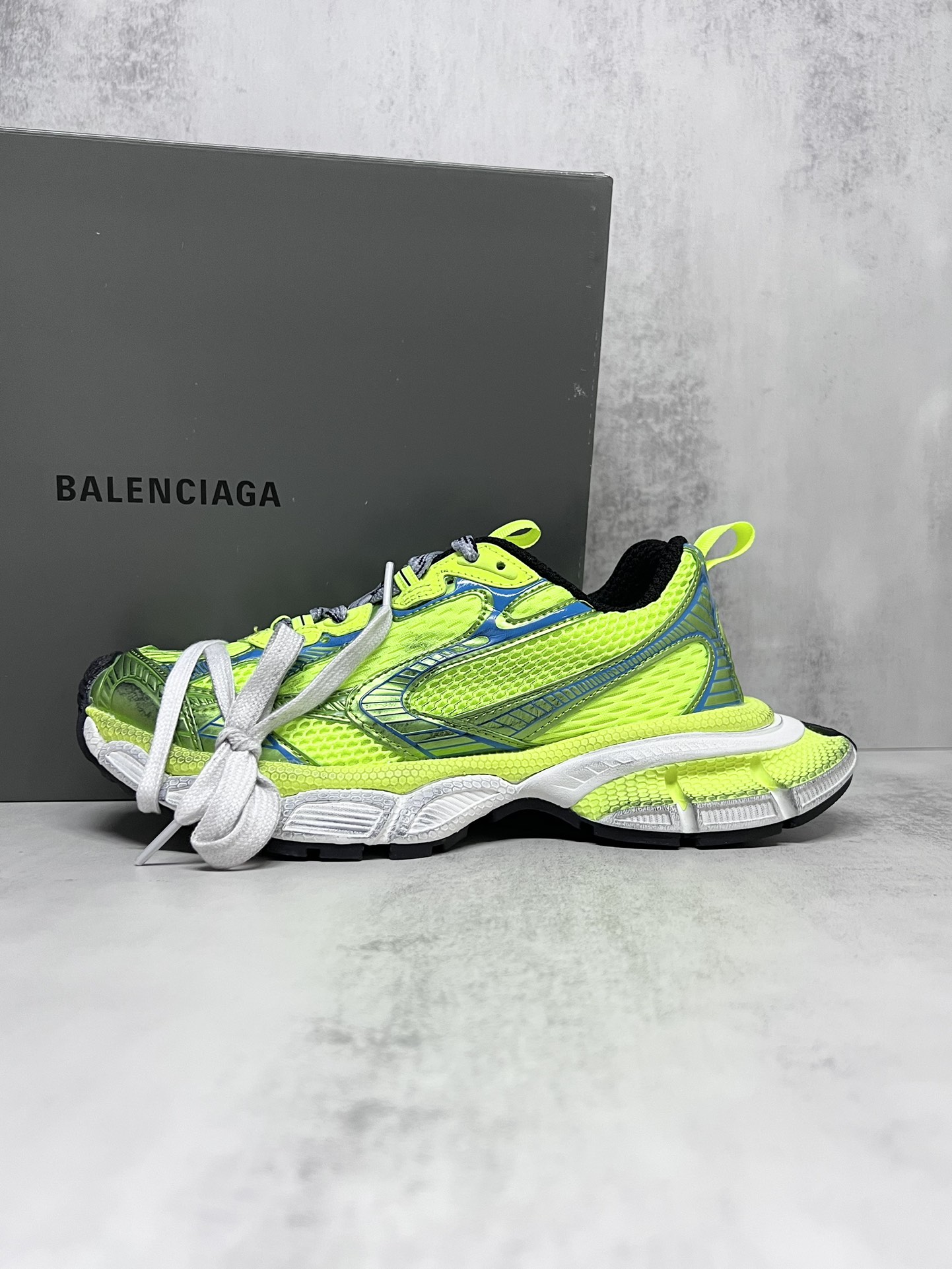 巴黎世家3XL十代Balenciaga Phantom Sneaker 官方同步 巴黎世家十代潮流跑鞋
增加全新设计 在延续 Track Trainer 户外轮廓和复杂鞋面结构的同时，新版本在后跟位置增加了透明带的部件
尺码：35 36 37 38 39 40 41 42 43 44 45 46