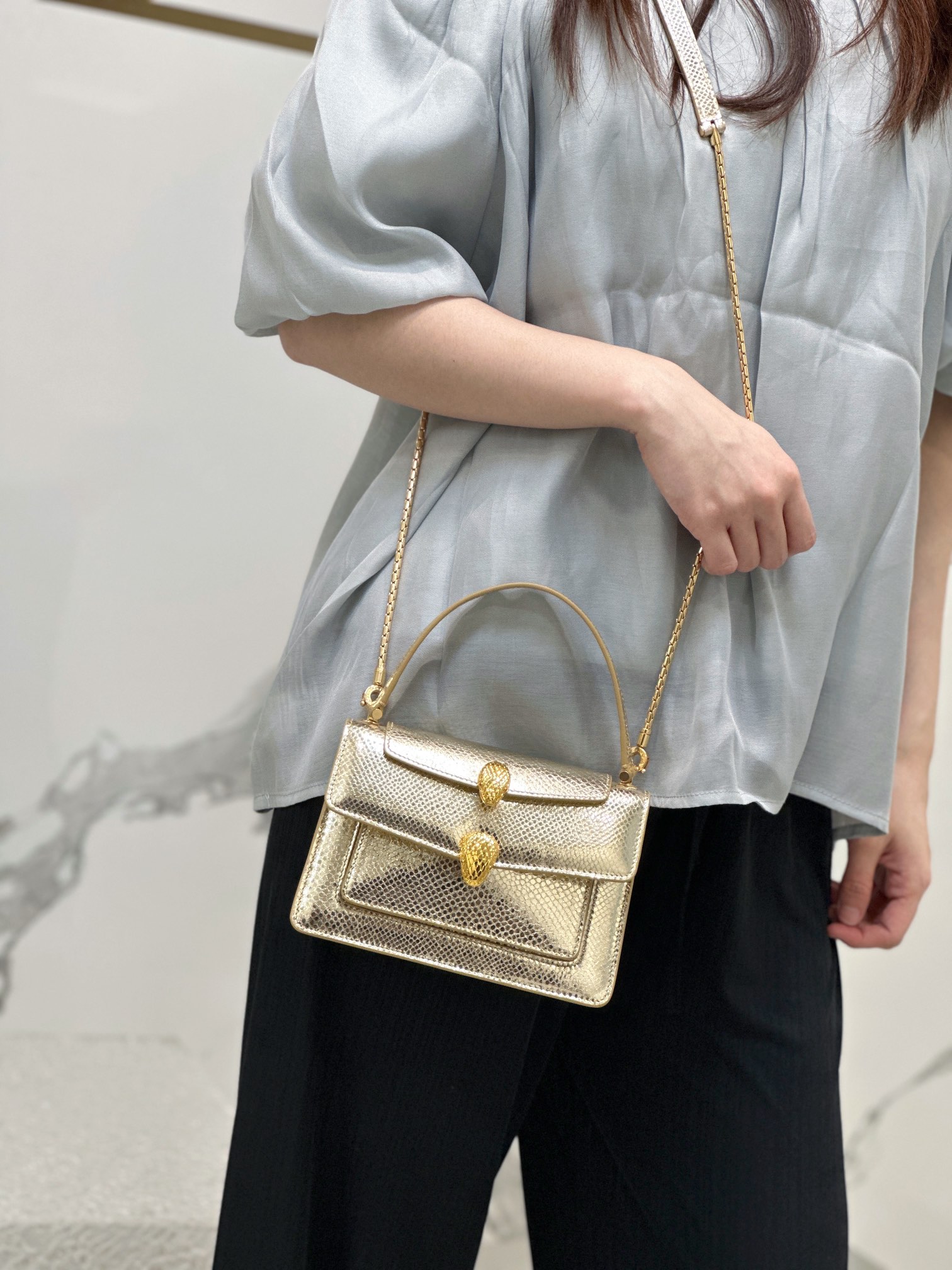 Bulgari Take pictures of your upper body at will, and you can carry it in a variety of ways in one package