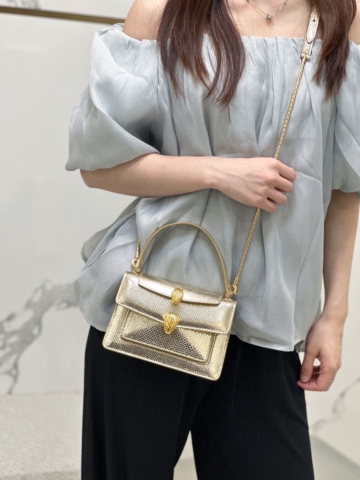 Bulgari Take pictures of your upper body at will, and you can carry it in a variety of ways in one package