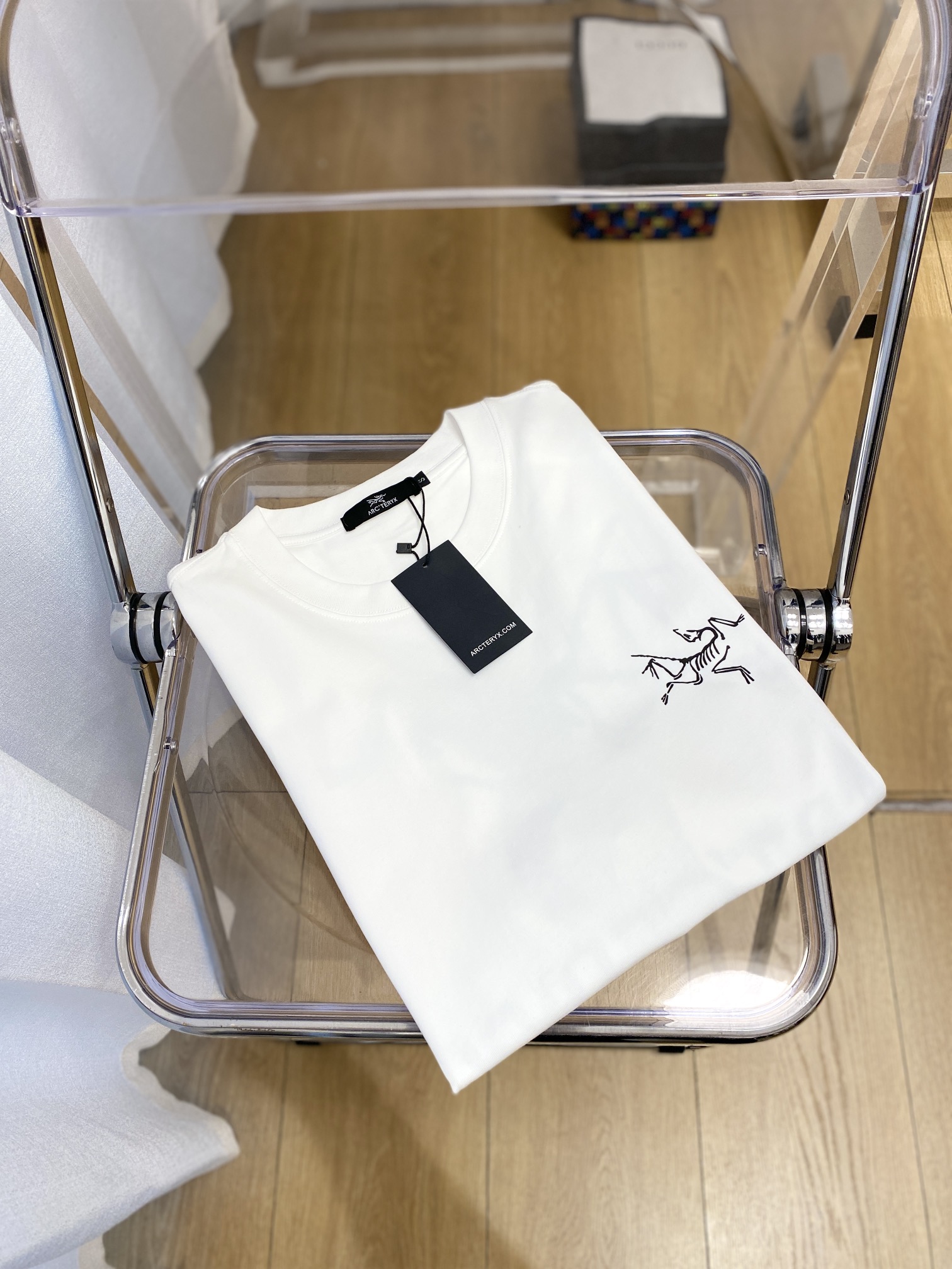 NO:120574,Archaeoptera Bird, 2025 new short-sleeved T-shirt, handsome and fashionable, top-grade printed pattern logo on the chest, simple and versatile style. Fabric cotton is not only crisp, maintains a fashionable silhouette, but also comfortable to wear, and the yarn is more delicate, S-XXL, arc'teryx, T-shirt, tees, t-shirt, alexander wang19860909始祖鸟、2025新品短袖T恤,帅气时尚,胸前顶级印花图案logo,简约百搭款.面料棉 不仅挺括,保持潮流的廓形,又穿着舒适,纱织更细腻,码数S-XXL,arc'teryx,T-shirt,tees，t-shirt,alexander wang,Men's clothing