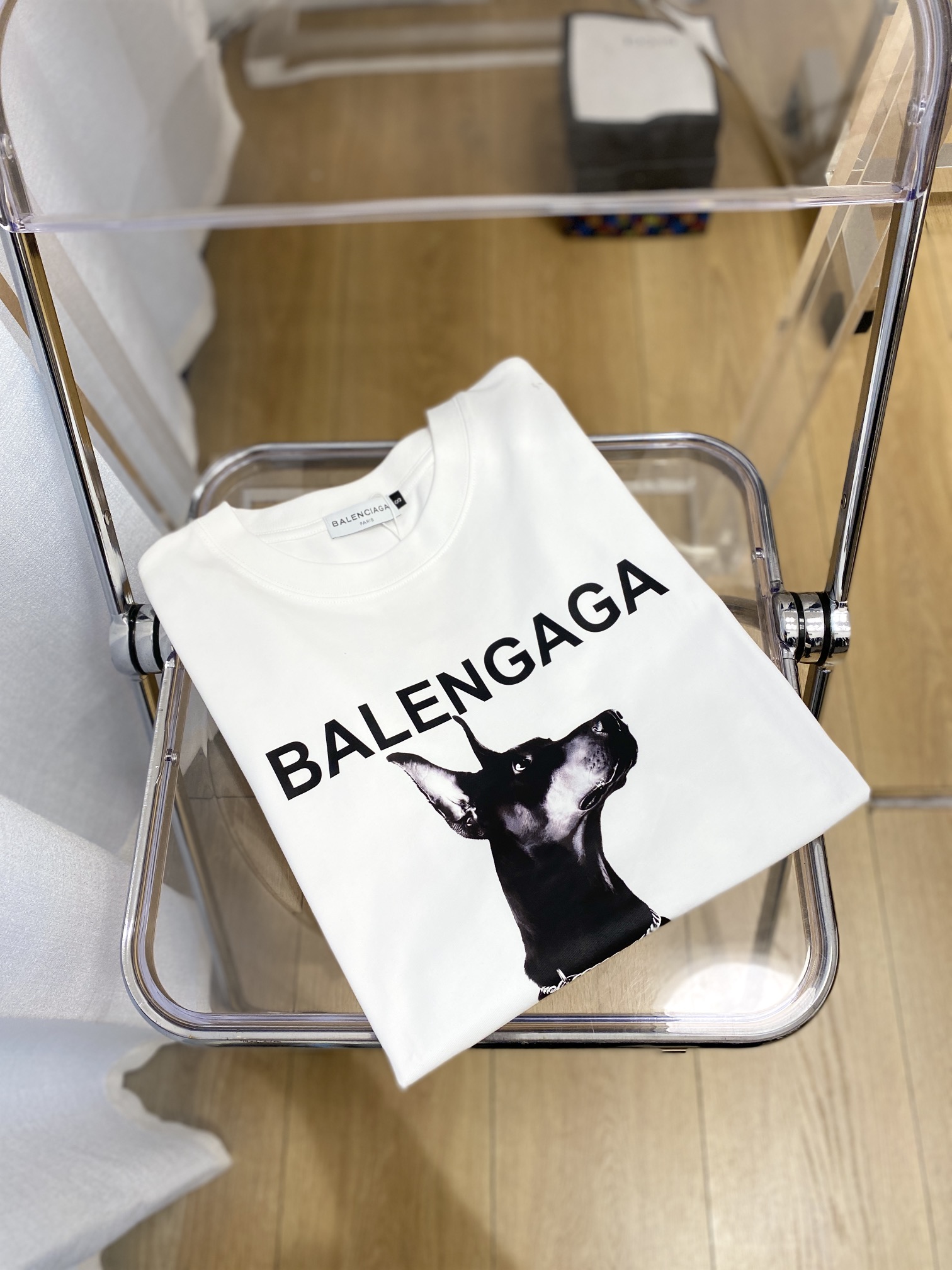 NO:120579,Balenciaga, 2025 new short-sleeved T-shirt, handsome and fashionable, top-grade printed letter pattern logo on the chest, simple and versatile style. Fabric cotton is not only crisp, maintains a fashionable silhouette, but also comfortable to wear, and the yarn is more delicate, S-XXL, balenciaga, T-shirt, tees, t-shirt, alexander wang19860909巴黎世家、2025新品短袖T恤,帅气时尚,胸前顶级印花字母图案logo,简约百搭款.面料棉 不仅挺括,保持潮流的廓形,又穿着舒适,纱织更细腻,码数S-XXL,,balenciaga,T-shirt,tees，t-shirt,alexander wang,Men's clothing