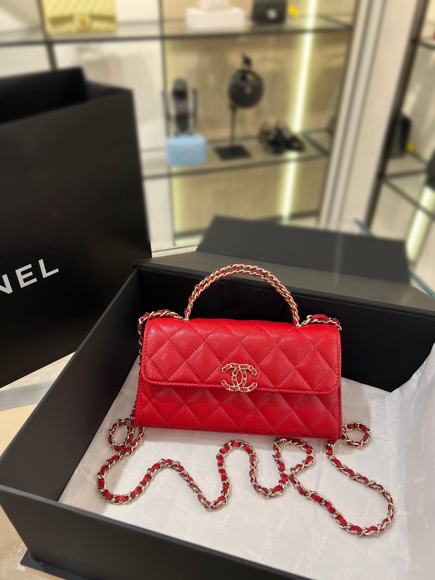 Chanel Luxury
 Crossbody & Shoulder Bags Red Vintage