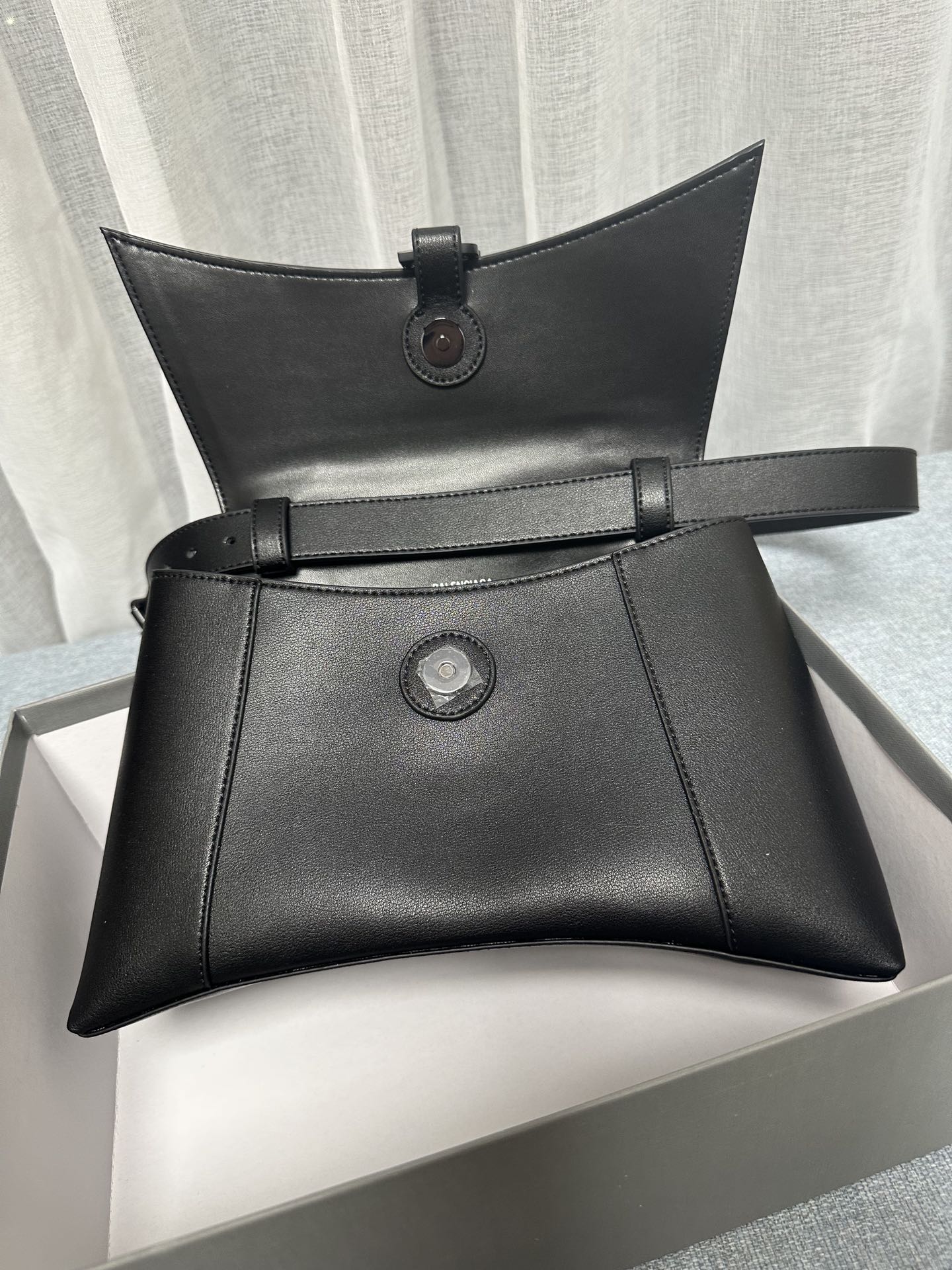 Balenciaga Luxury Designer Handbag Shoulder Bag in fine calfskin 6