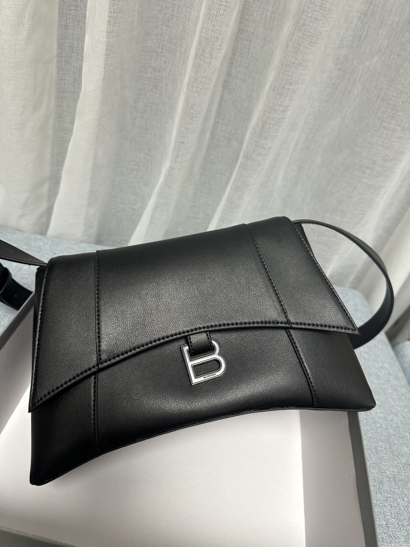 Balenciaga Luxury Designer Handbag Shoulder Bag in fine calfskin 2