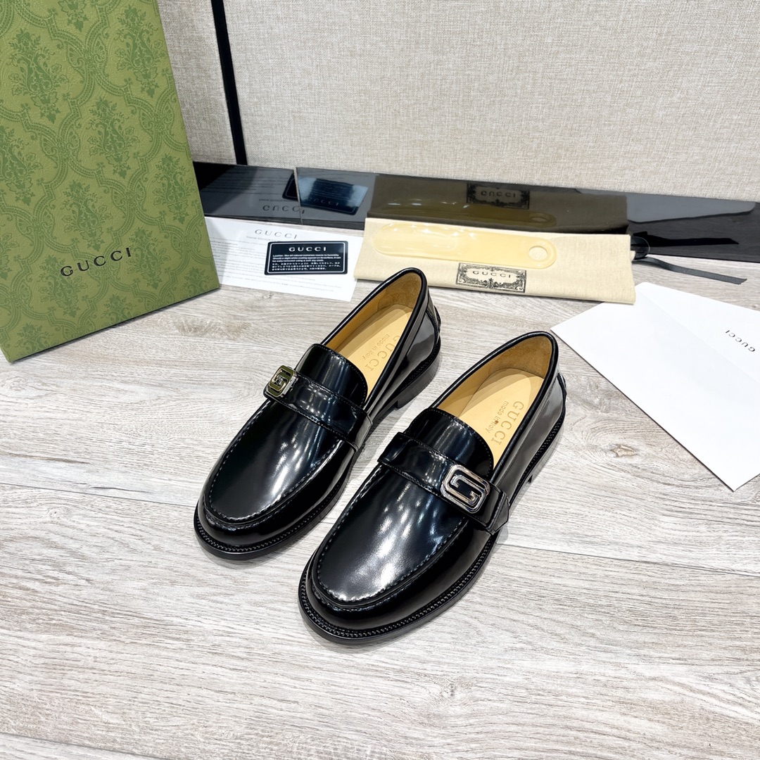 GUCCI メンズダブルGローファーシューズ - 高級レザー使用の快適設計