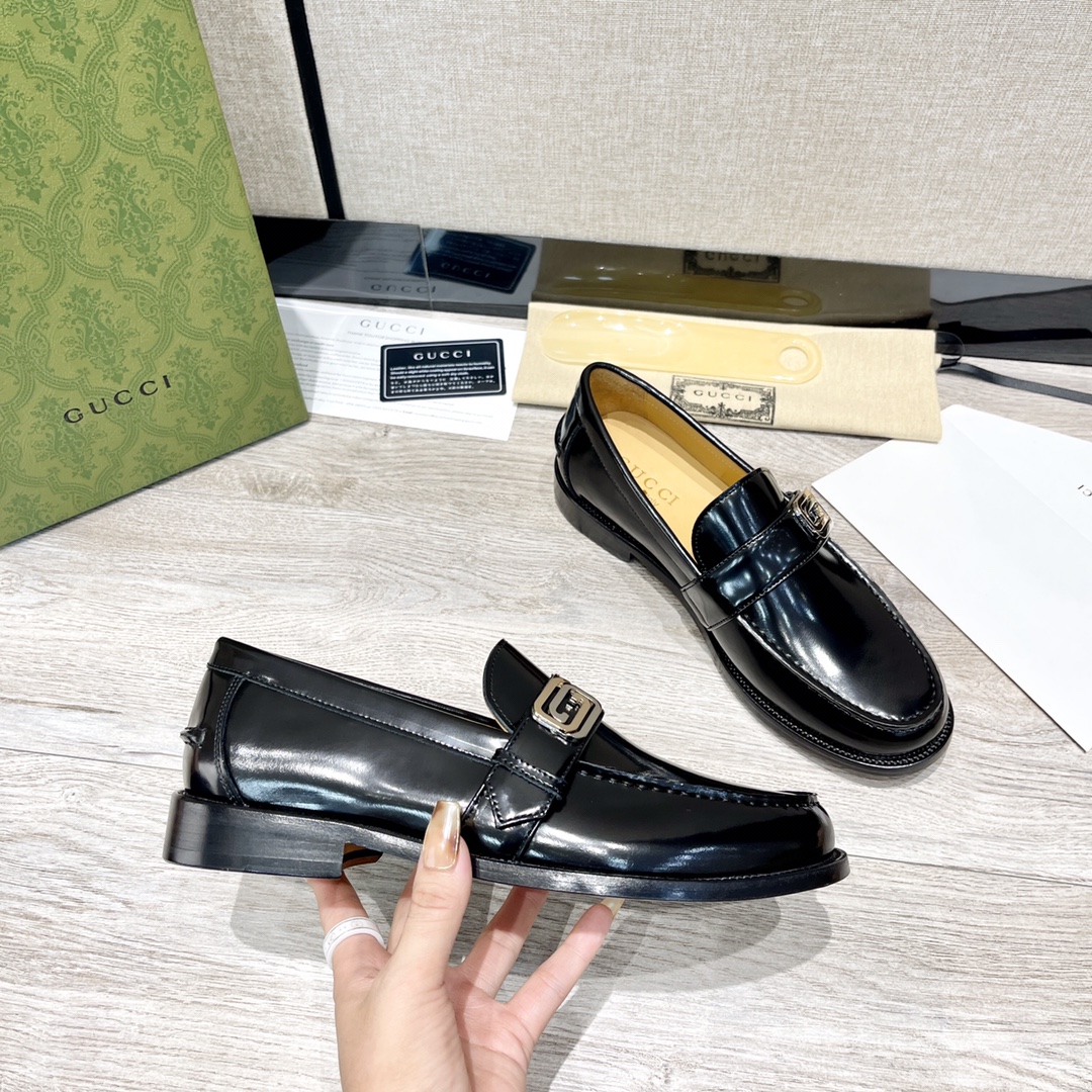 GUCCI メンズダブルGローファーシューズ - 高級レザー使用の快適設計