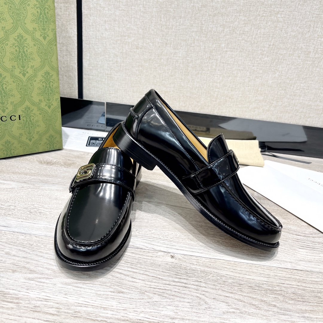 GUCCI メンズダブルGローファーシューズ - 高級レザー使用の快適設計