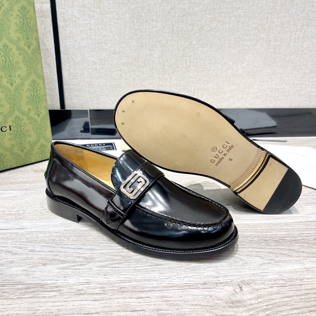 GUCCI メンズダブルGローファーシューズ - 高級レザー使用の快適設計