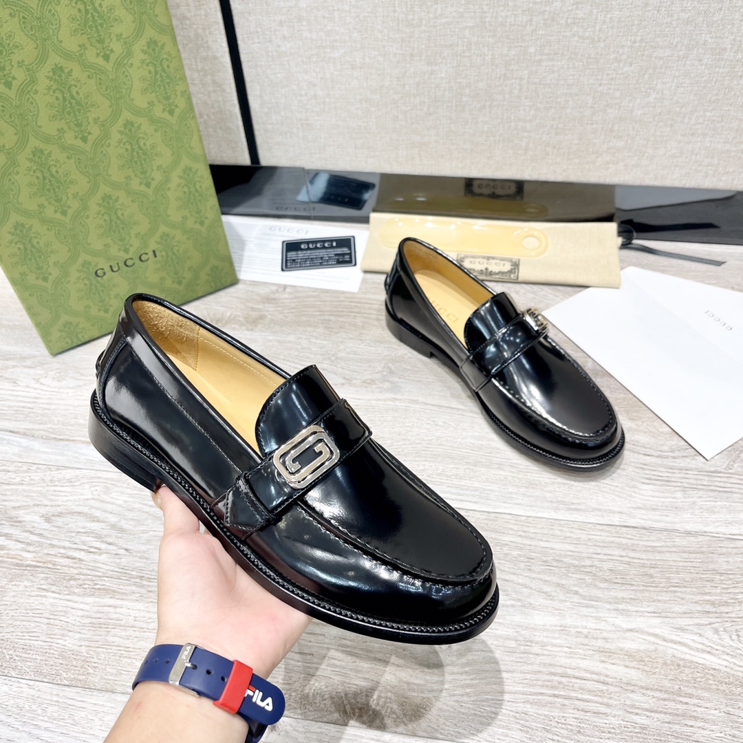 GUCCI メンズダブルGローファーシューズ - 高級レザー使用の快適設計