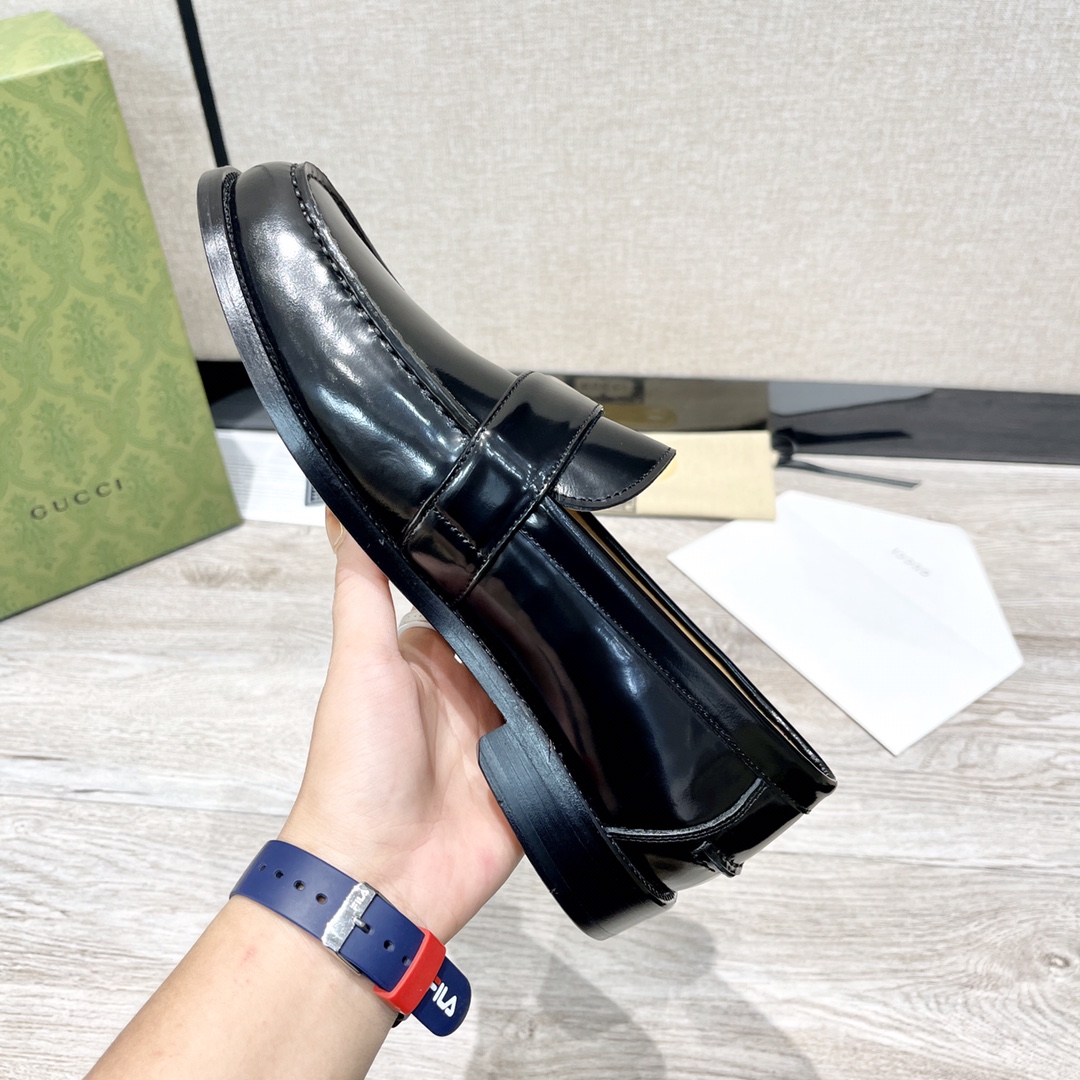 GUCCI メンズダブルGローファーシューズ - 高級レザー使用の快適設計