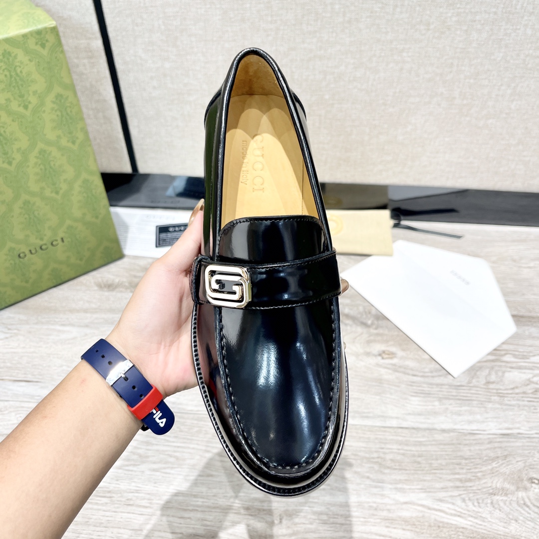 GUCCI メンズダブルGローファーシューズ - 高級レザー使用の快適設計