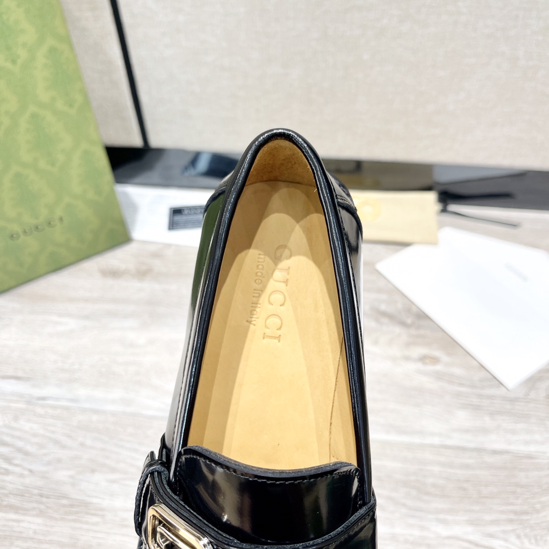 GUCCI メンズダブルGローファーシューズ - 高級レザー使用の快適設計