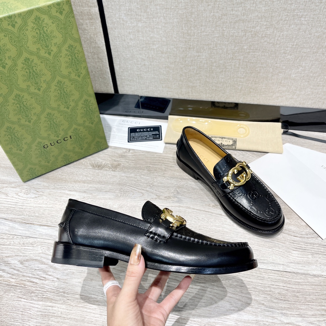 GUCCI メンズ ダブルGバックル ローファーシューズ 高級レザー仕様