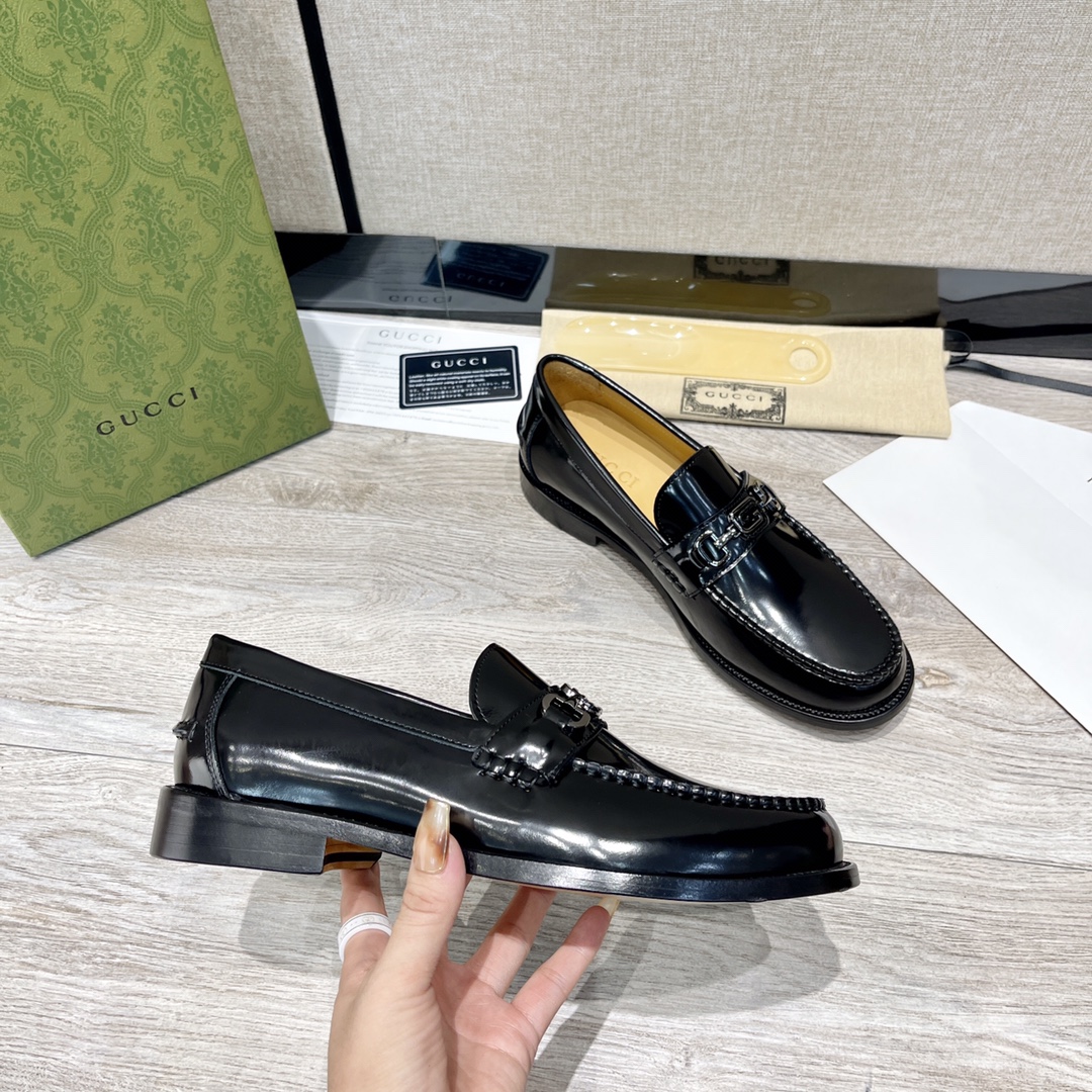 GUCCI 男士双G扣乐福鞋 - イタリアンレザー使用の高級感