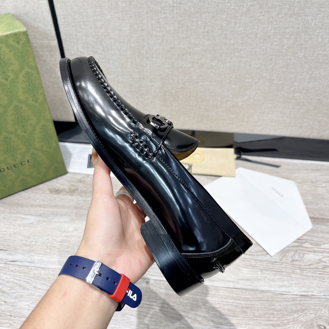 GUCCI 男士双G扣乐福鞋 - イタリアンレザー使用の高級感