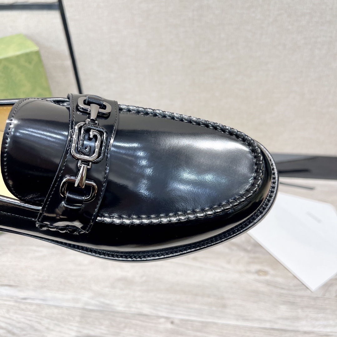 GUCCI 男士双G扣乐福鞋 - イタリアンレザー使用の高級感