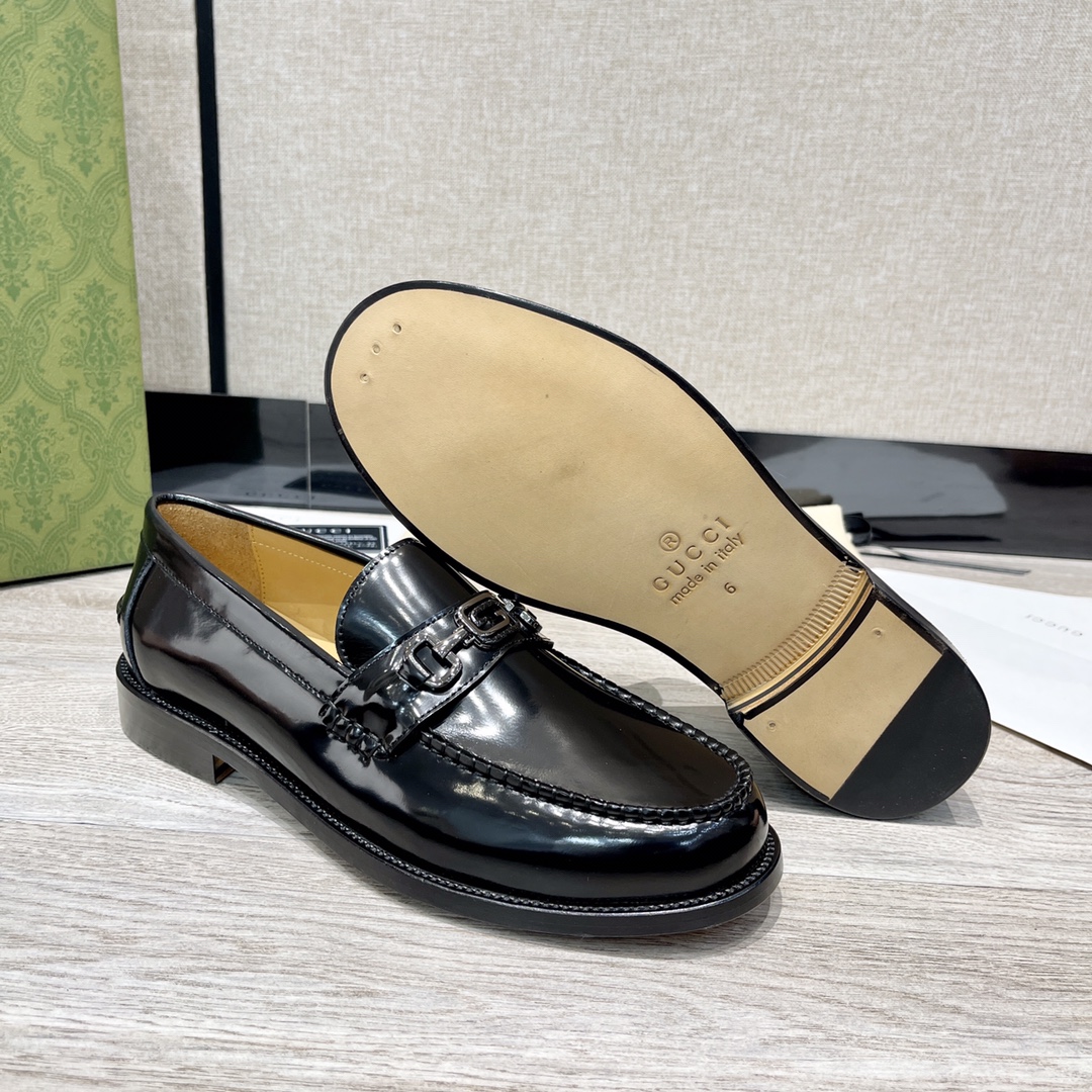 GUCCI 男士双G扣乐福鞋 - イタリアンレザー使用の高級感