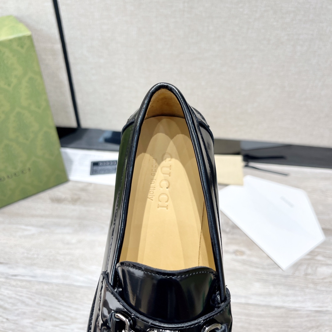 GUCCI 男士双G扣乐福鞋 - イタリアンレザー使用の高級感