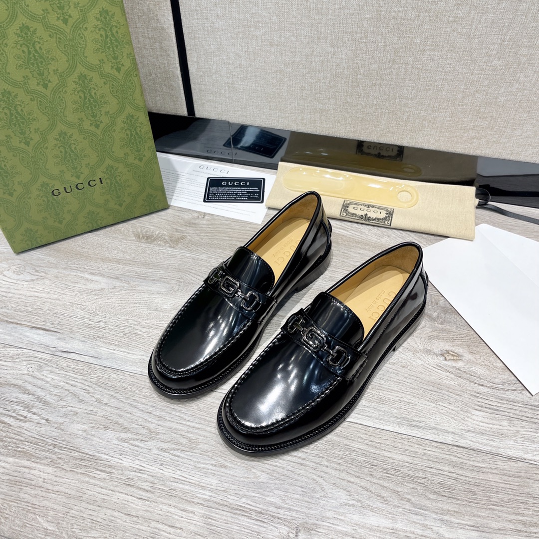 GUCCI 男士双G扣乐福鞋 - イタリアンレザー使用の高級感