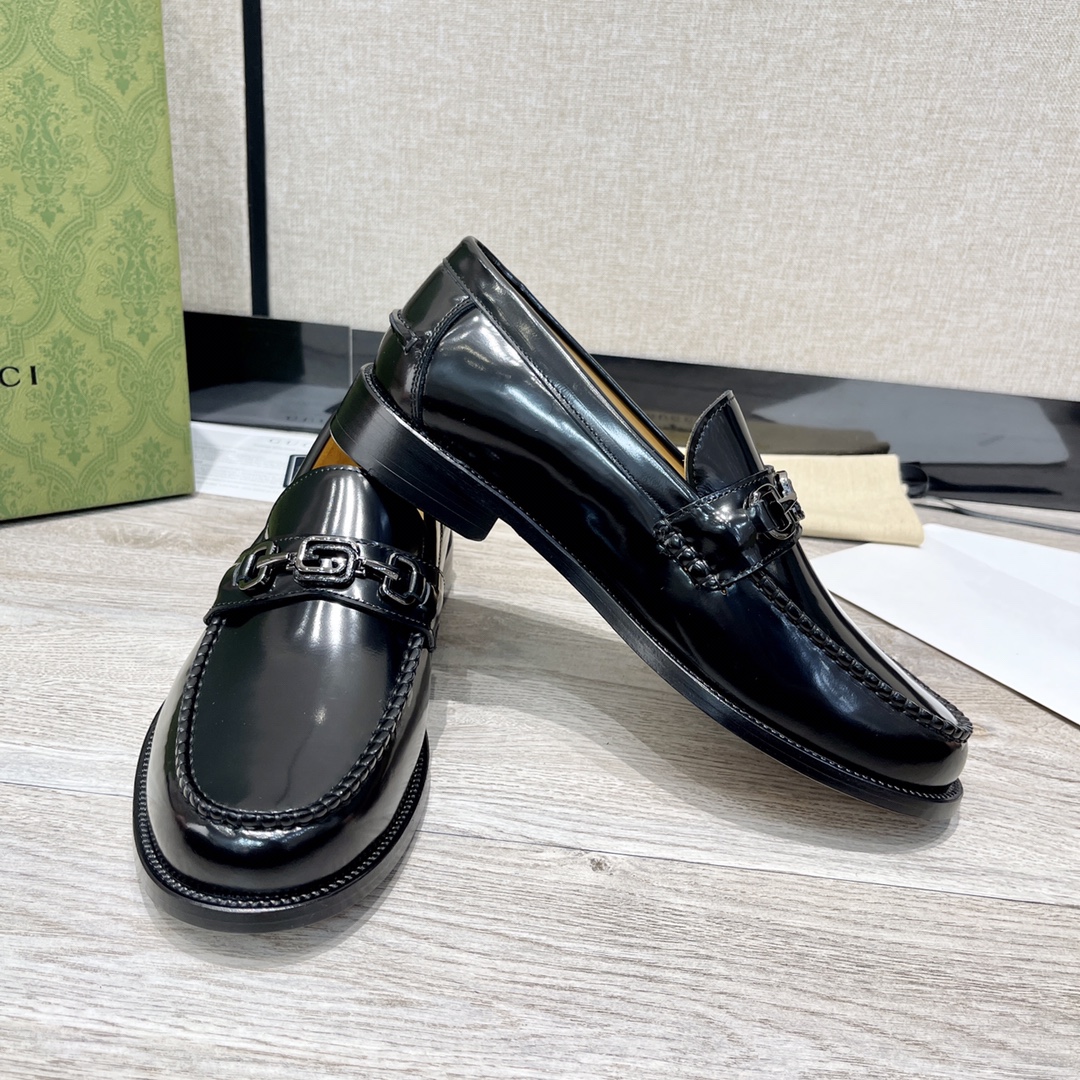 GUCCI 男士双G扣乐福鞋 - イタリアンレザー使用の高級感