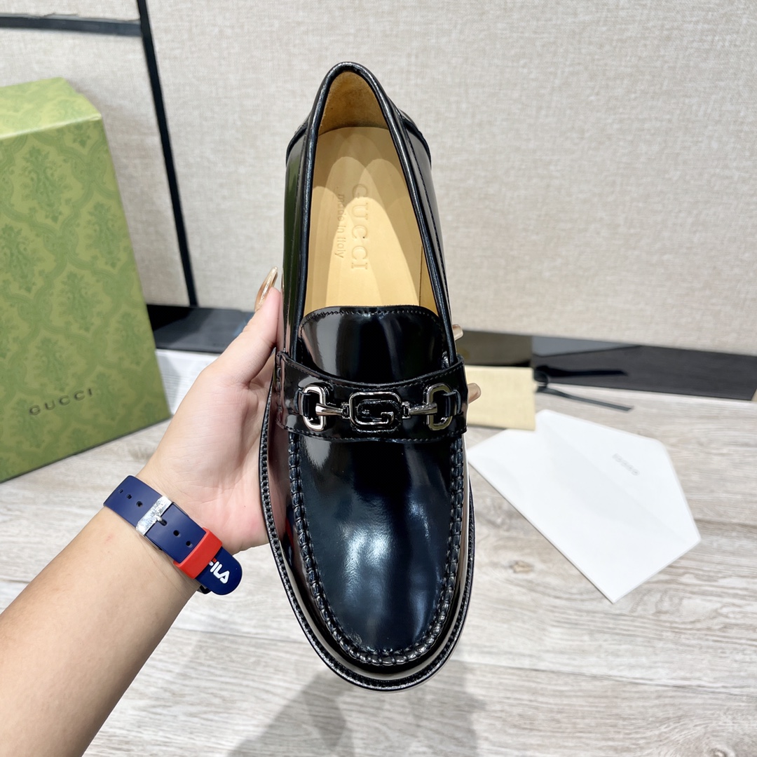 GUCCI 男士双G扣乐福鞋 - イタリアンレザー使用の高級感