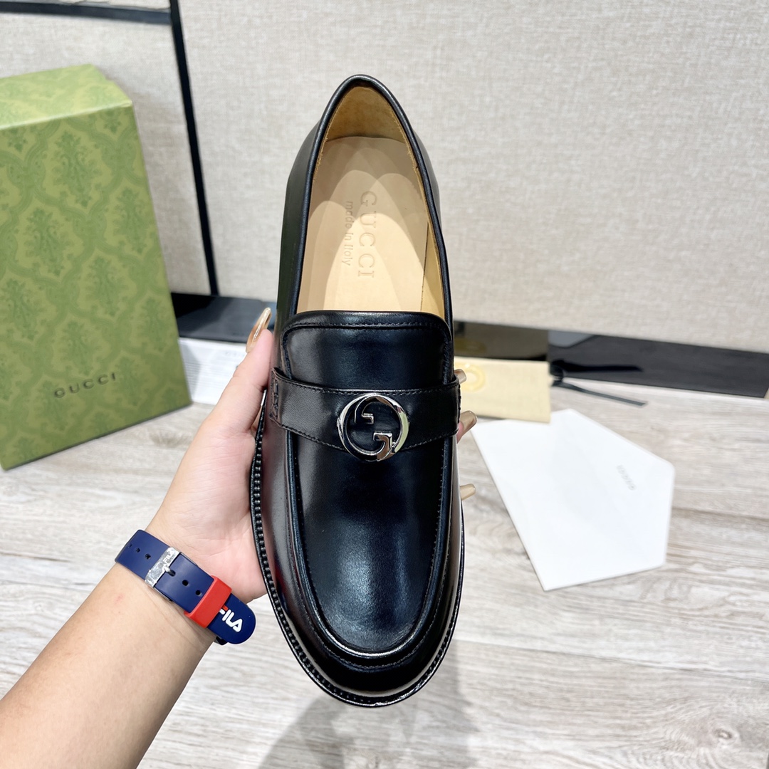 GUCCI メンズ ダブルGローファー 革靴 高級感あふれるデザイン