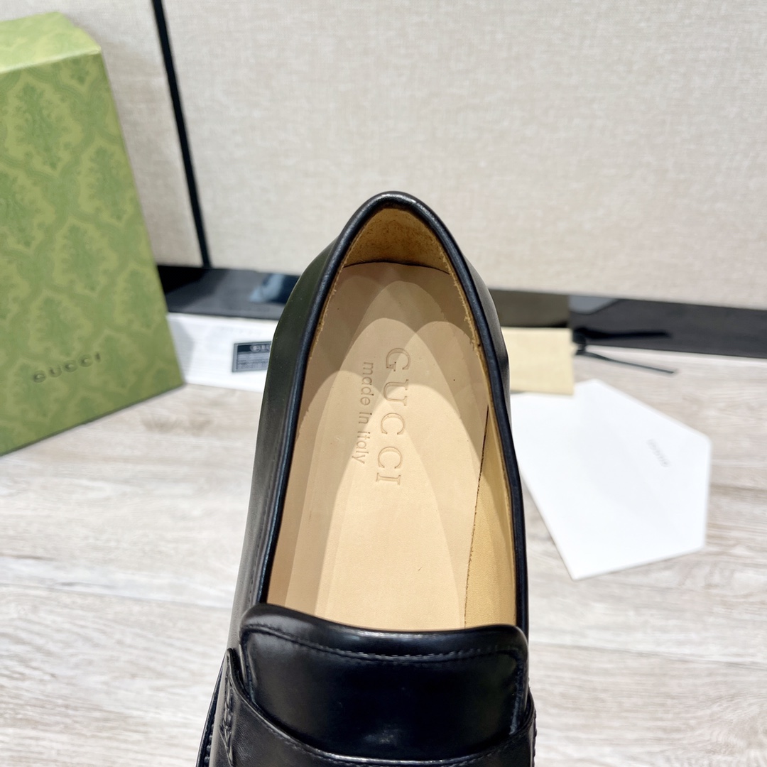 GUCCI メンズ ダブルGローファー 革靴 高級感あふれるデザイン