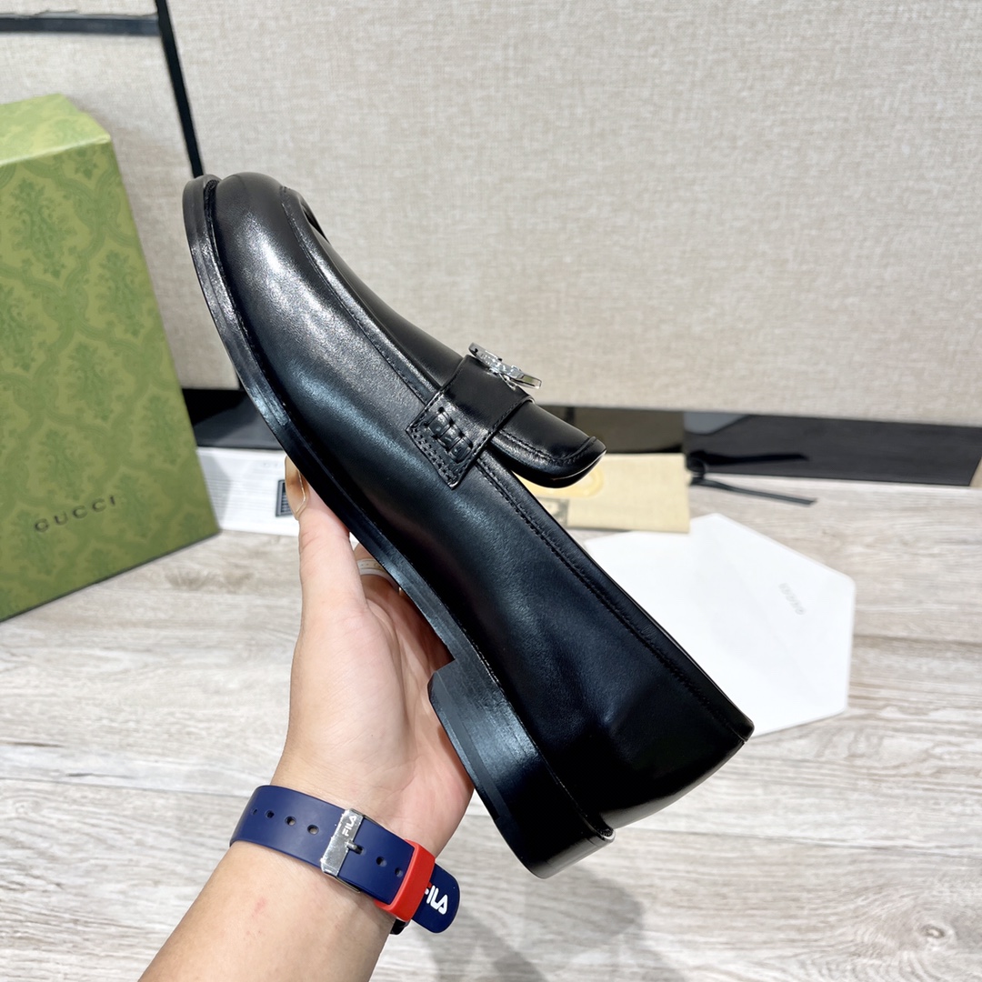 GUCCI メンズ ダブルGローファー 革靴 高級感あふれるデザイン