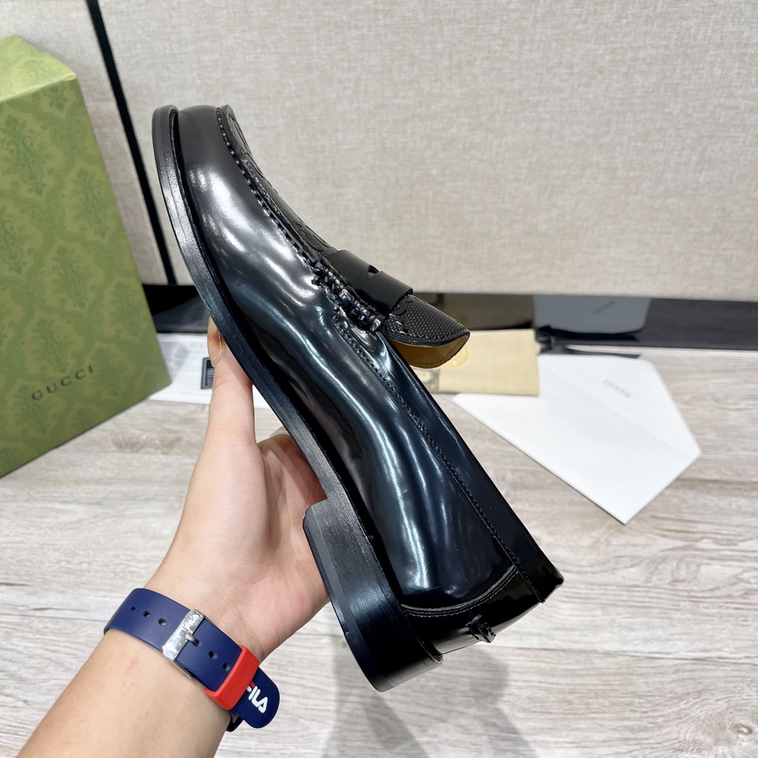 GUCCI 男士互扣式双G扣乐福鞋 革新的经典设计