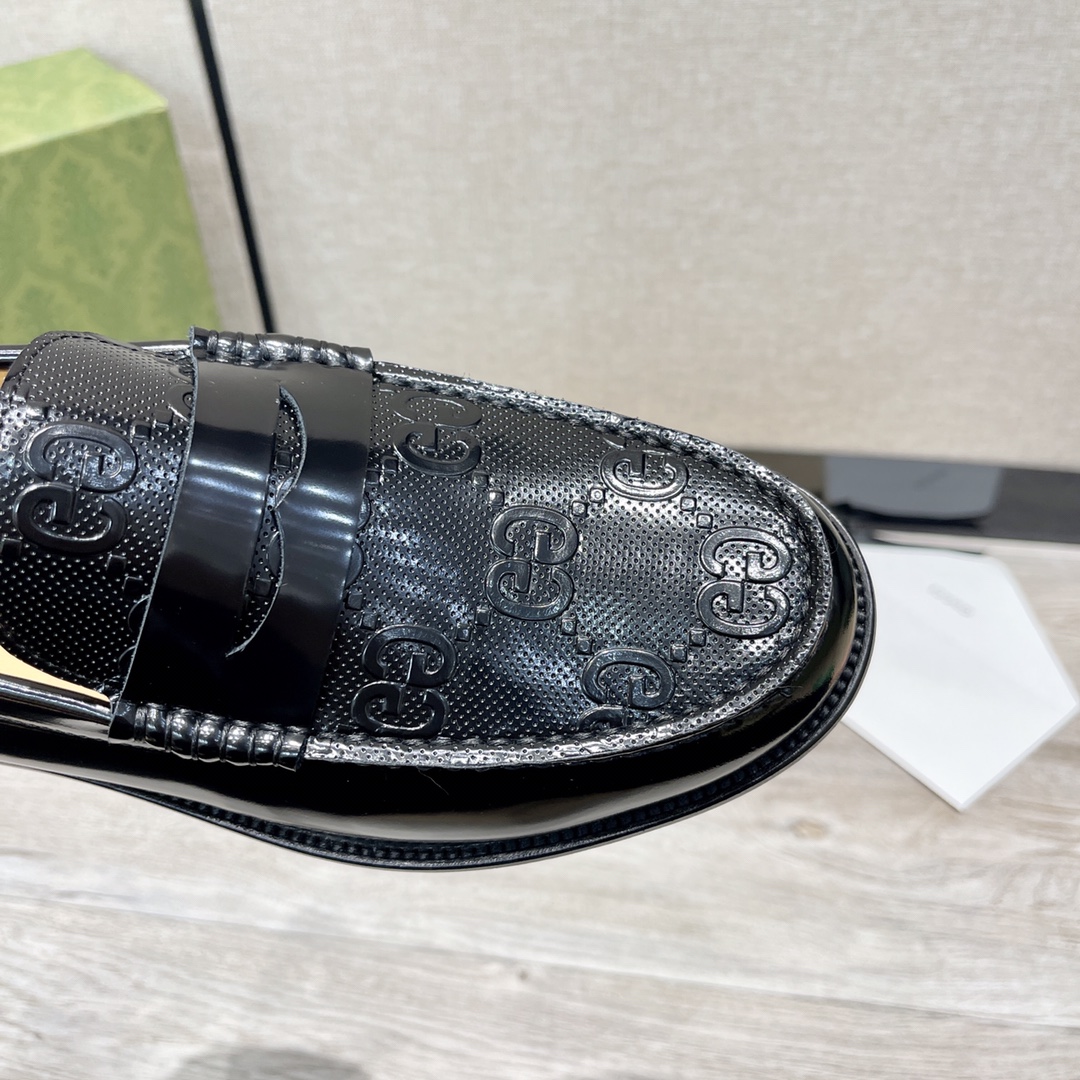 GUCCI 男士互扣式双G扣乐福鞋 革新的经典设计