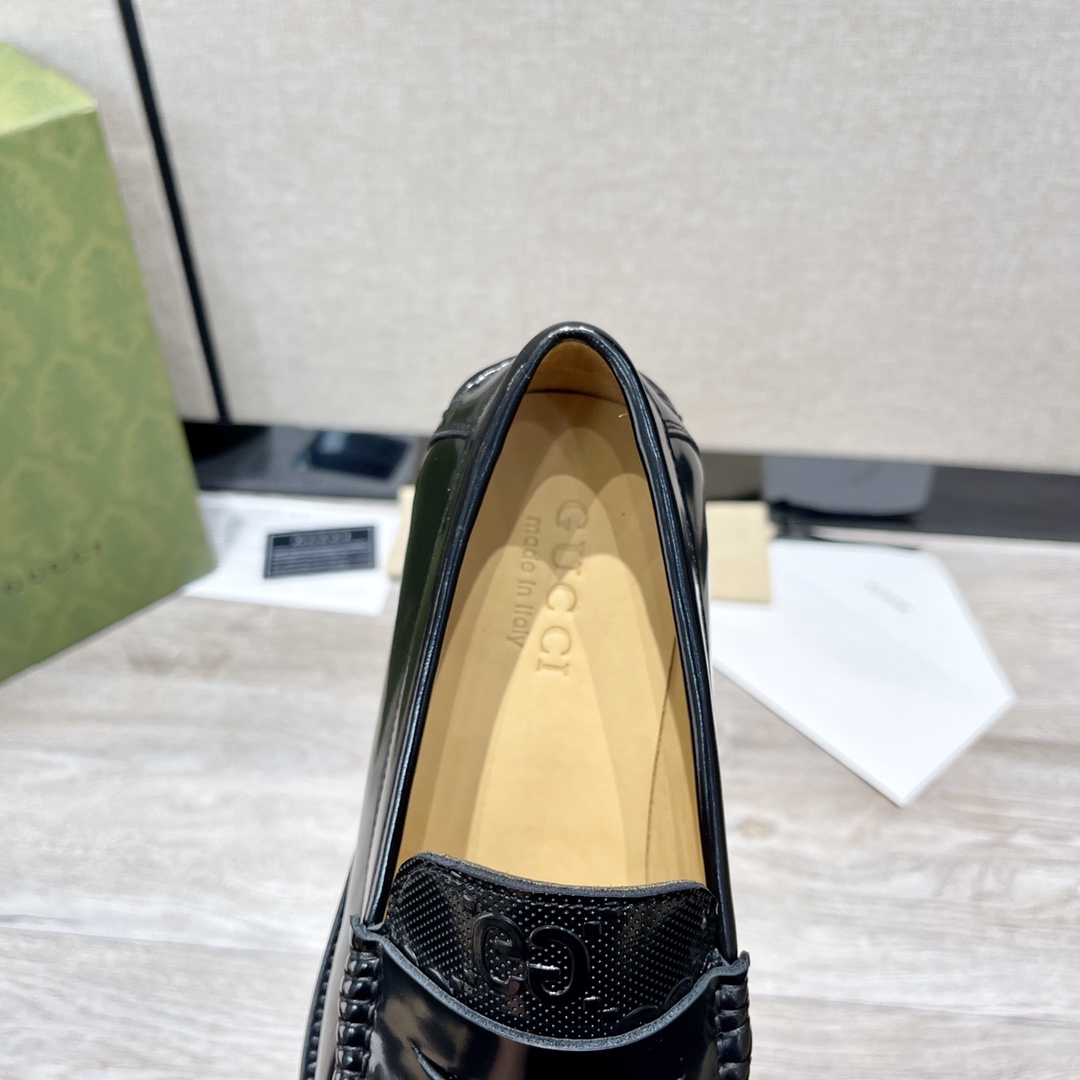 GUCCI 男士互扣式双G扣乐福鞋 革新的经典设计