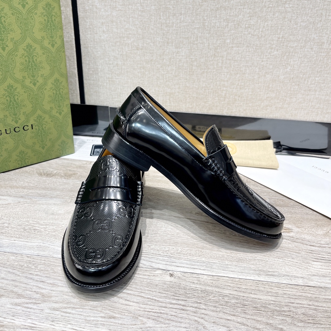 GUCCI 男士互扣式双G扣乐福鞋 革新的经典设计