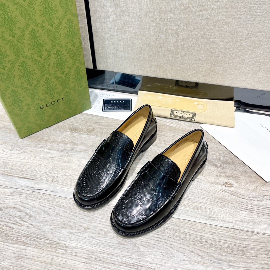 GUCCI 男士互扣式双G扣乐福鞋 革新的经典设计