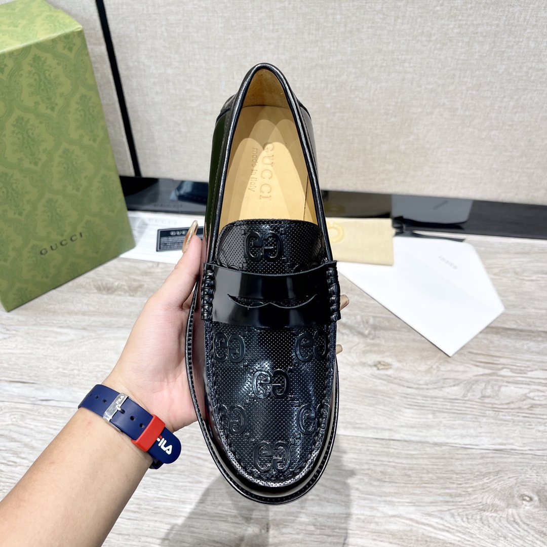 GUCCI 男士互扣式双G扣乐福鞋 革新的经典设计