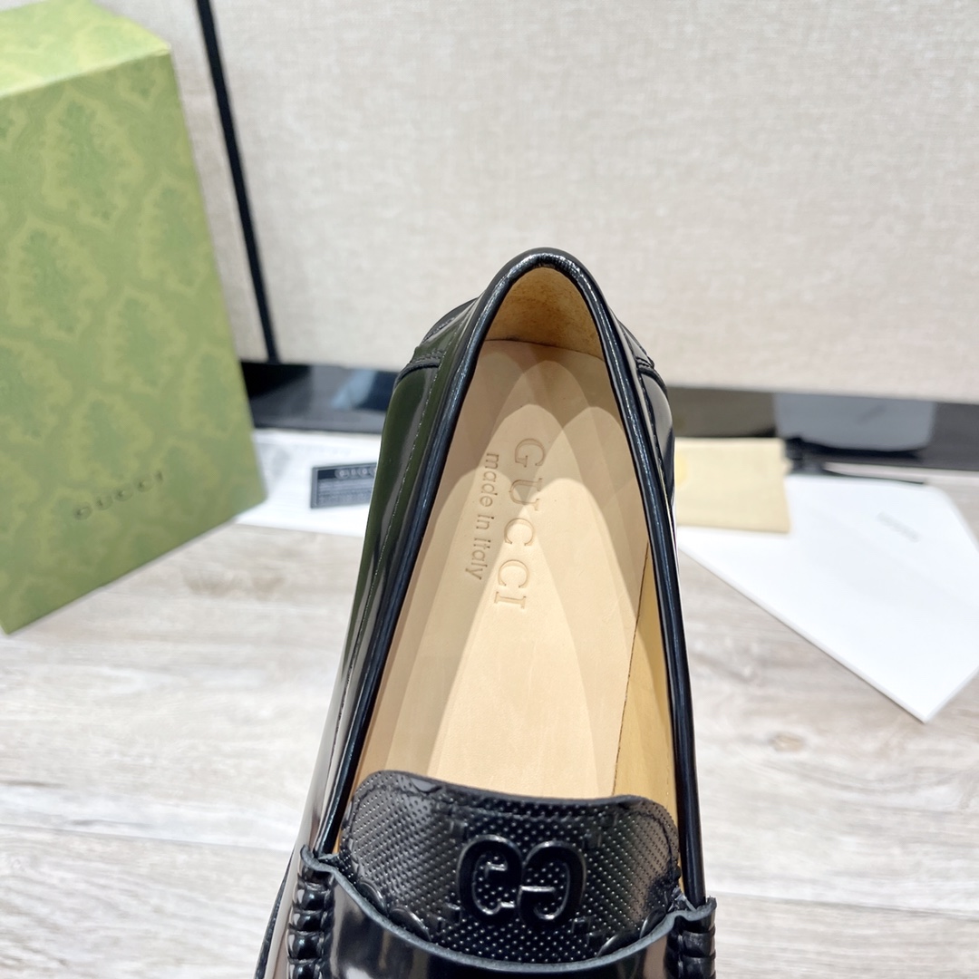 GUCCI メンズ ダブルG ローファー 革靴 輝く黒レザー