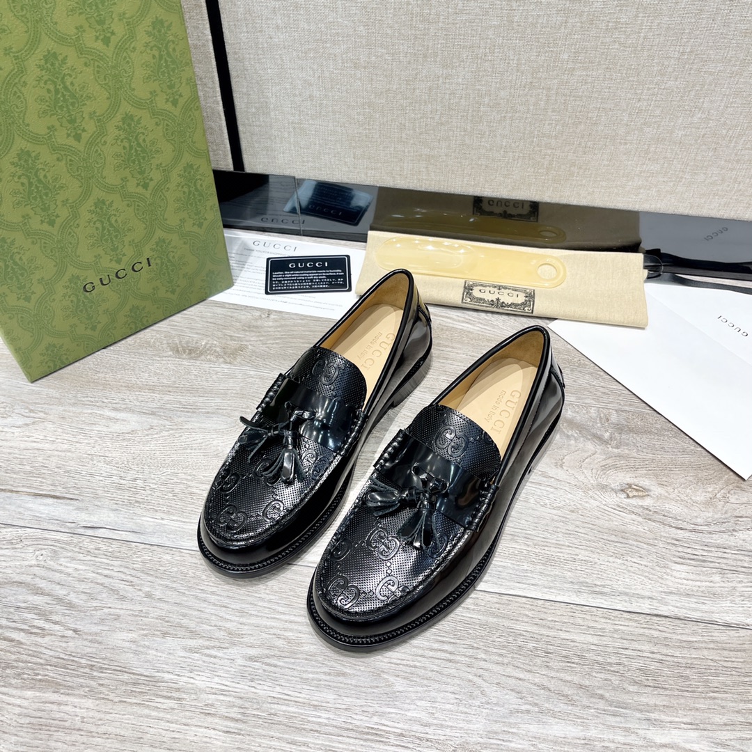 GUCCI メンズ ダブルG ローファー 革靴 輝く黒レザー