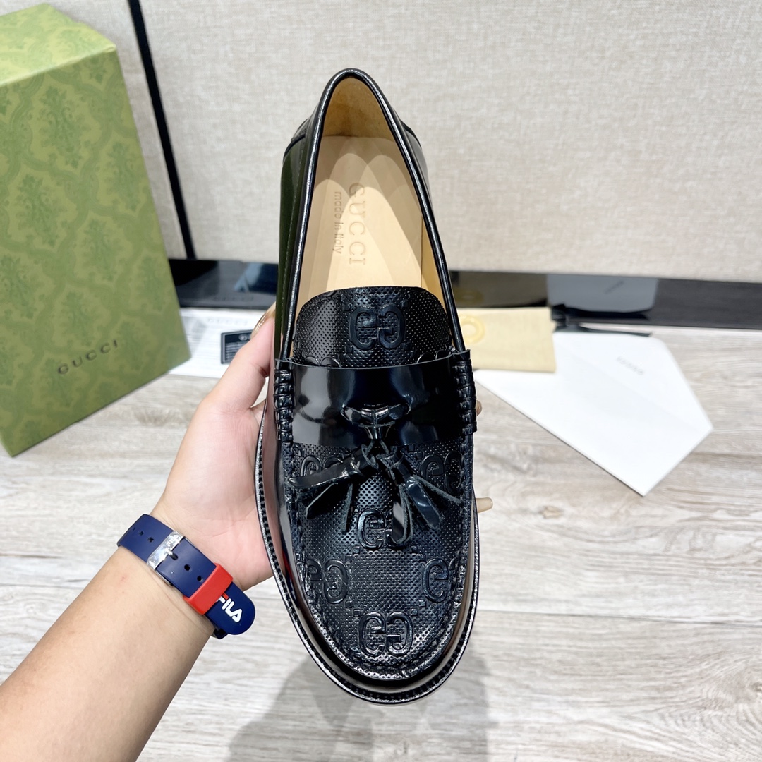 GUCCI メンズ ダブルG ローファー 革靴 輝く黒レザー